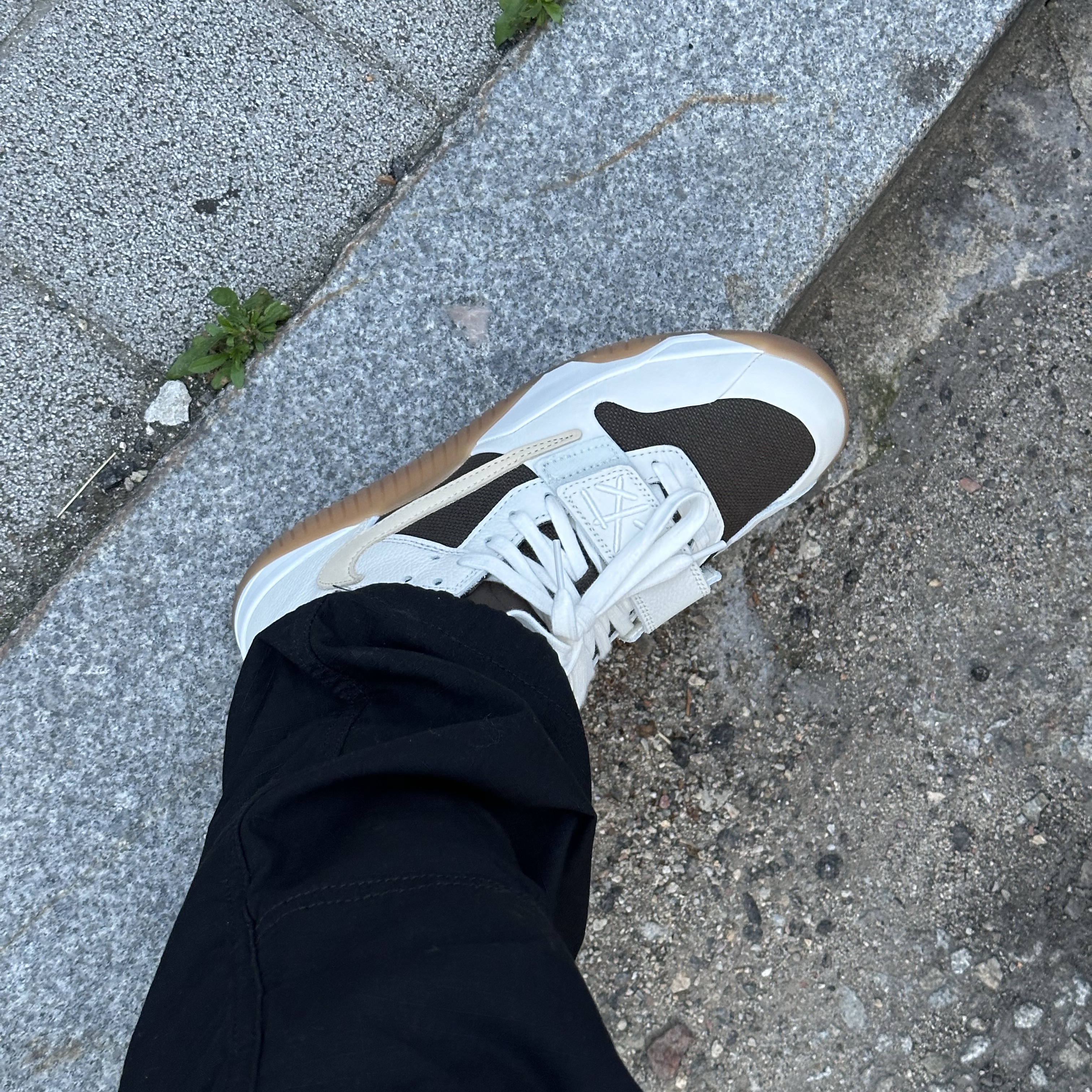Jordan x Travis Scott Jumpman Jack TR Sail and Dark Mocha 착용 스타일