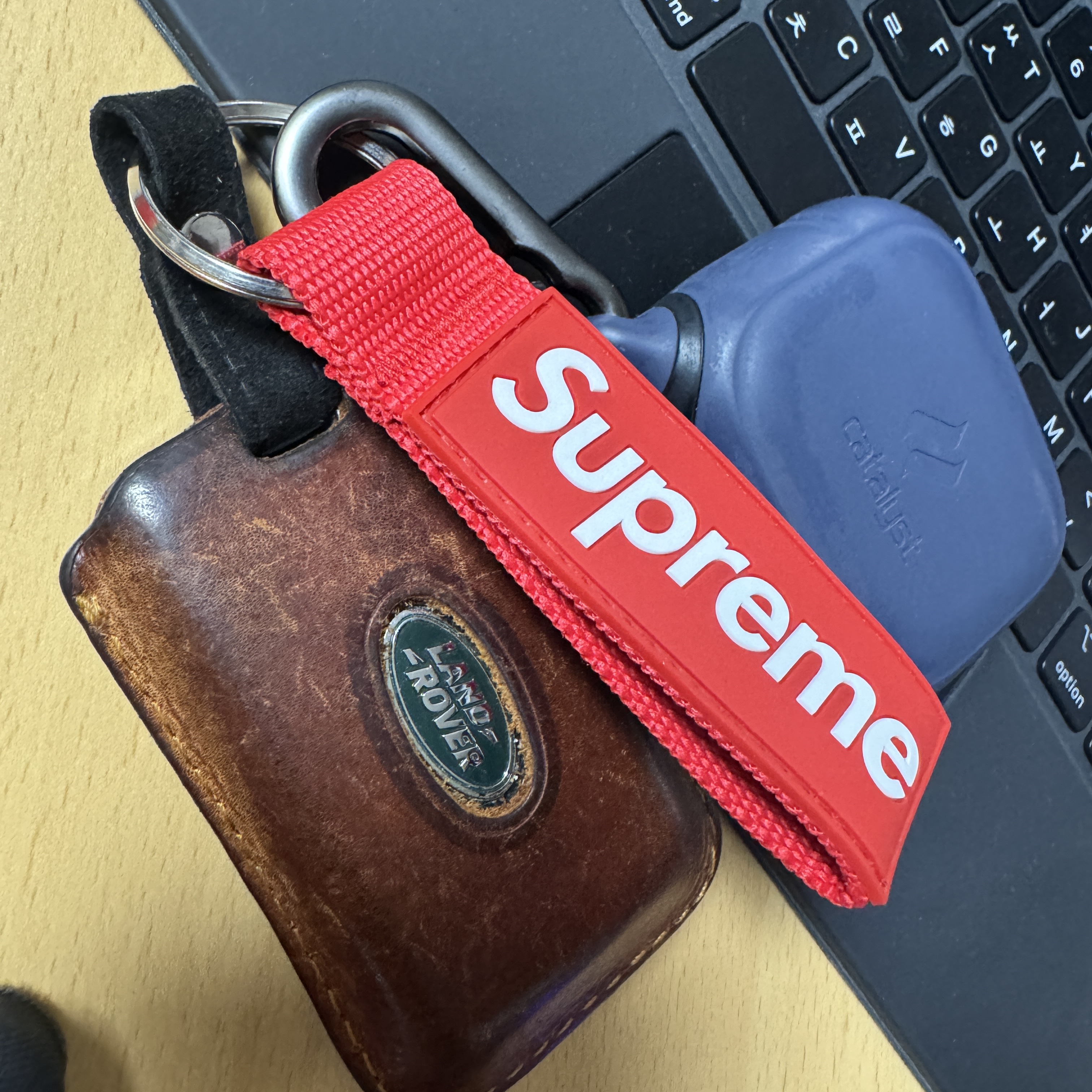 Supreme Webbing Keychain Red - 23SS 착용 스타일