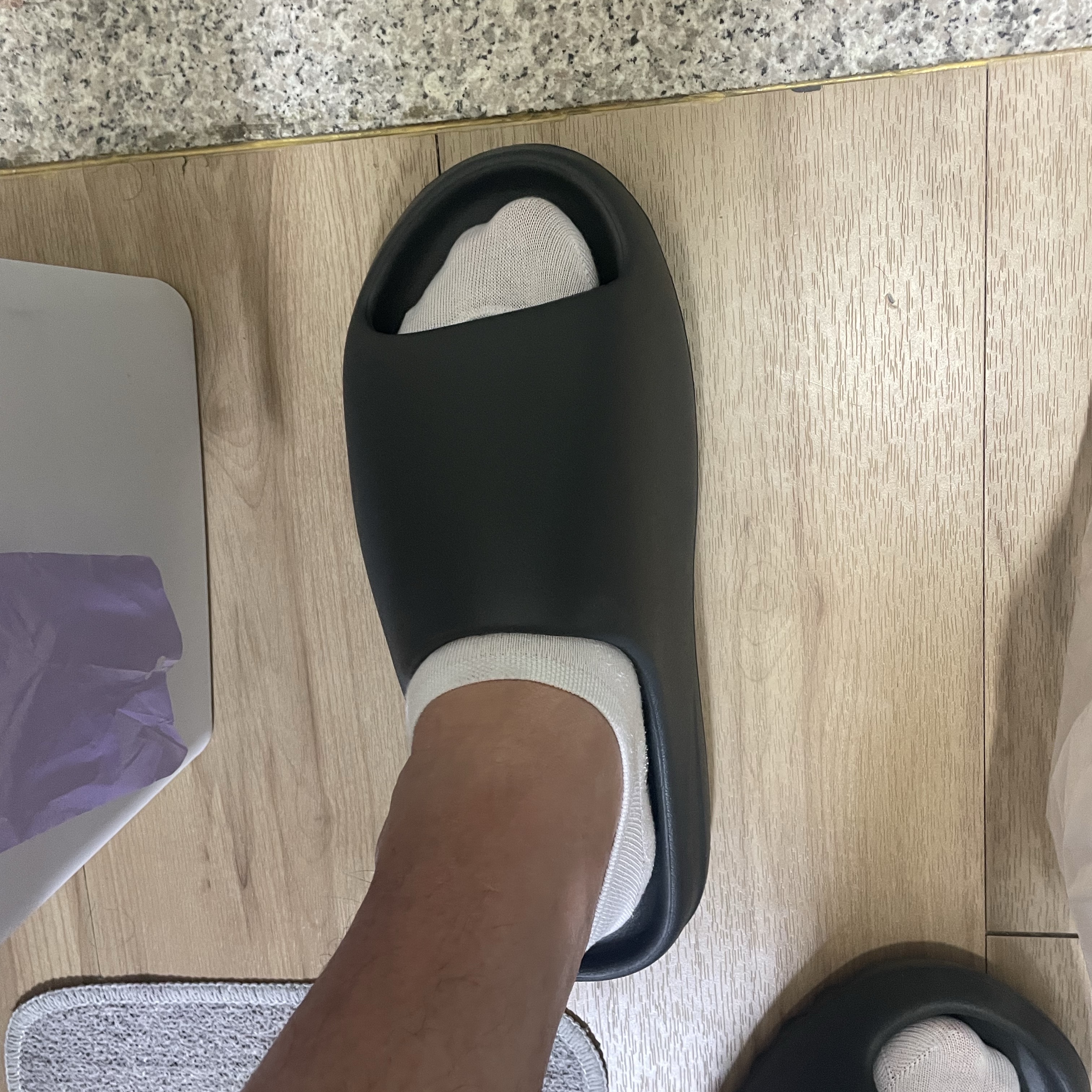 Adidas Yeezy Slide Dark Onyx 2024 착용 스타일 - 1