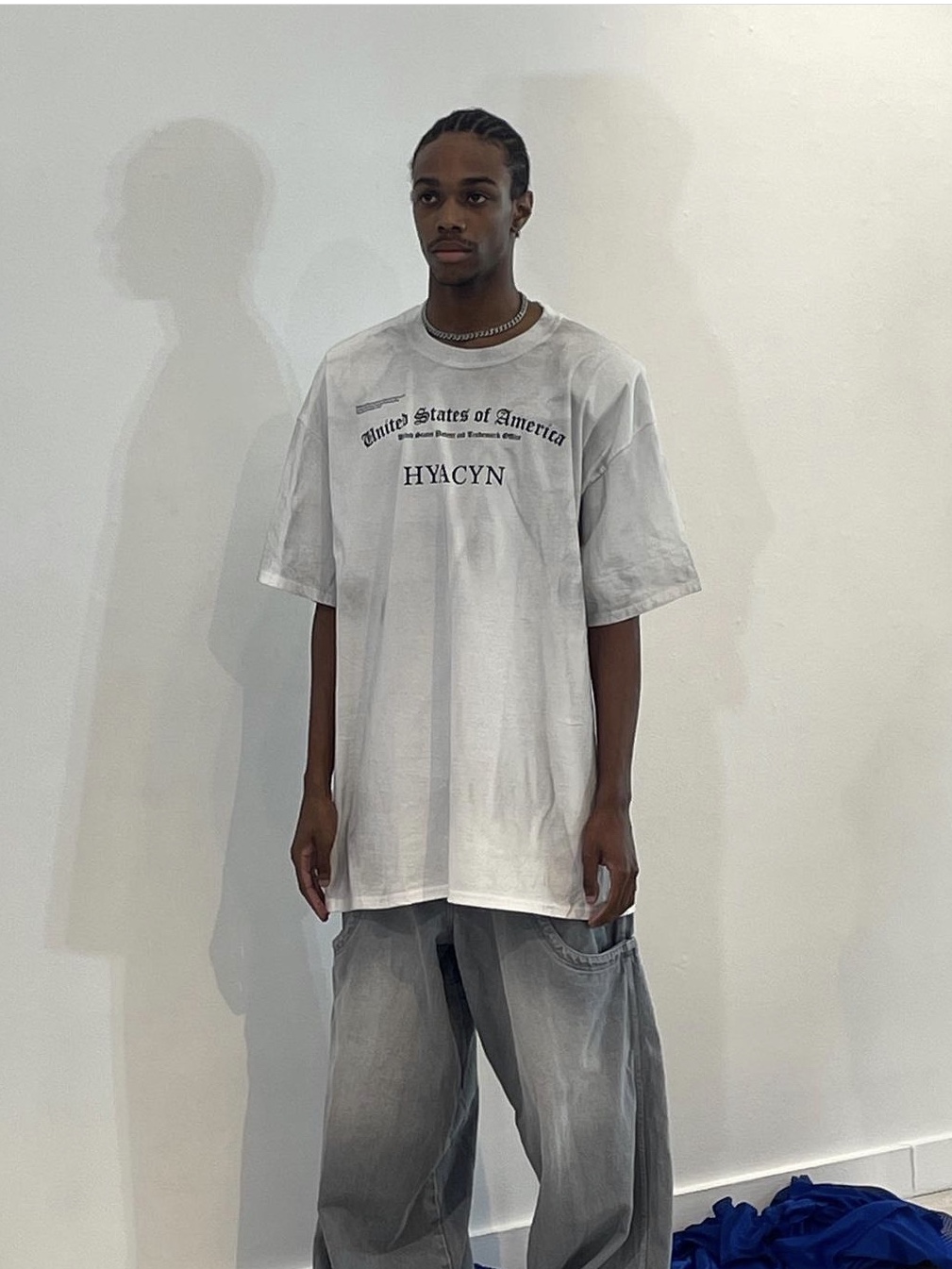 [KREAM 단독] Hyacyn Denim Us Sevar Rof Silver, [KREAM 단독] Hyacyn Tee Hyacyn USA Trademark White 착용 스타일 - 2