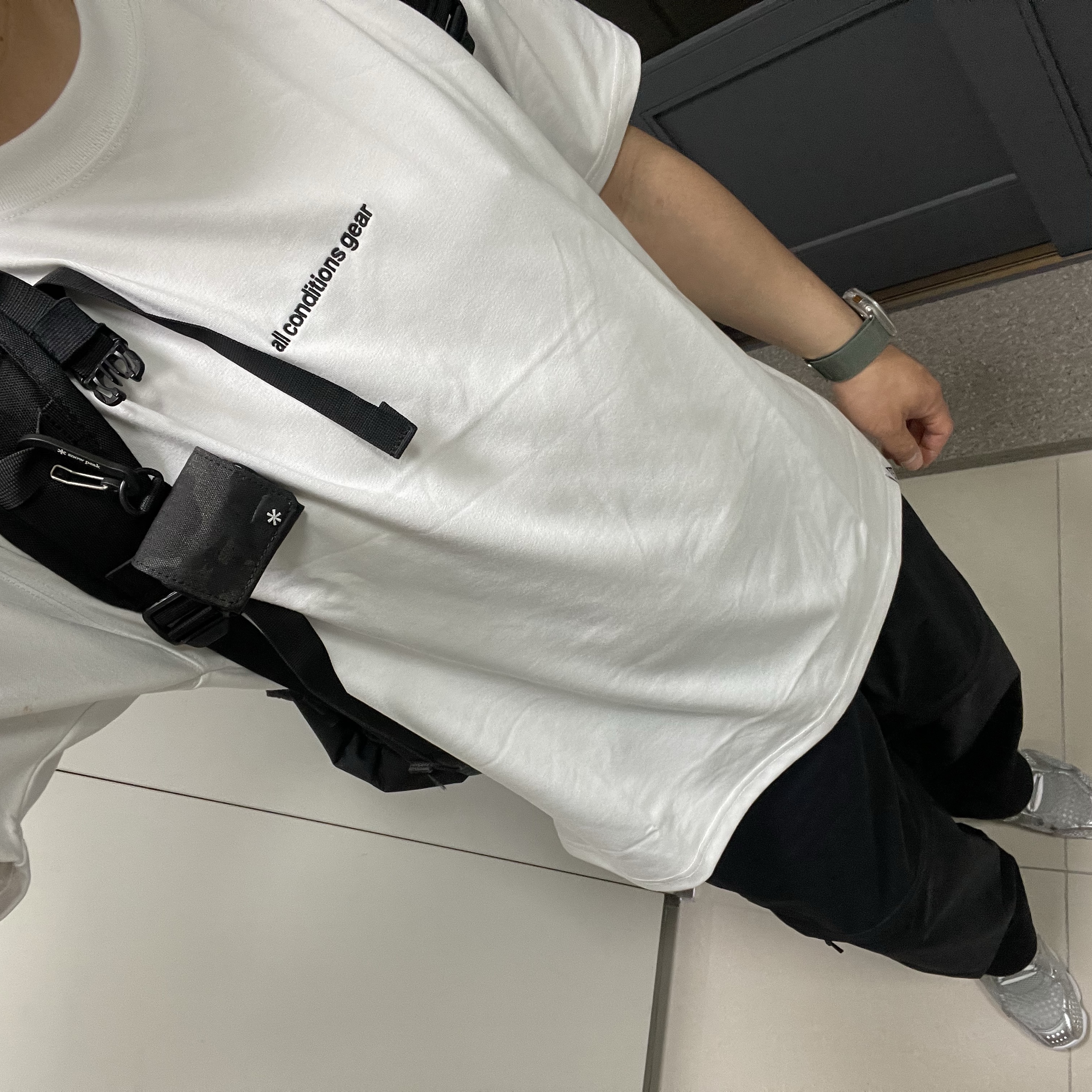 Nike ACG T-Shirt Summit White - Asia, Nike ACG Zip-Off Trail Pants Black - Asia 착용 스타일