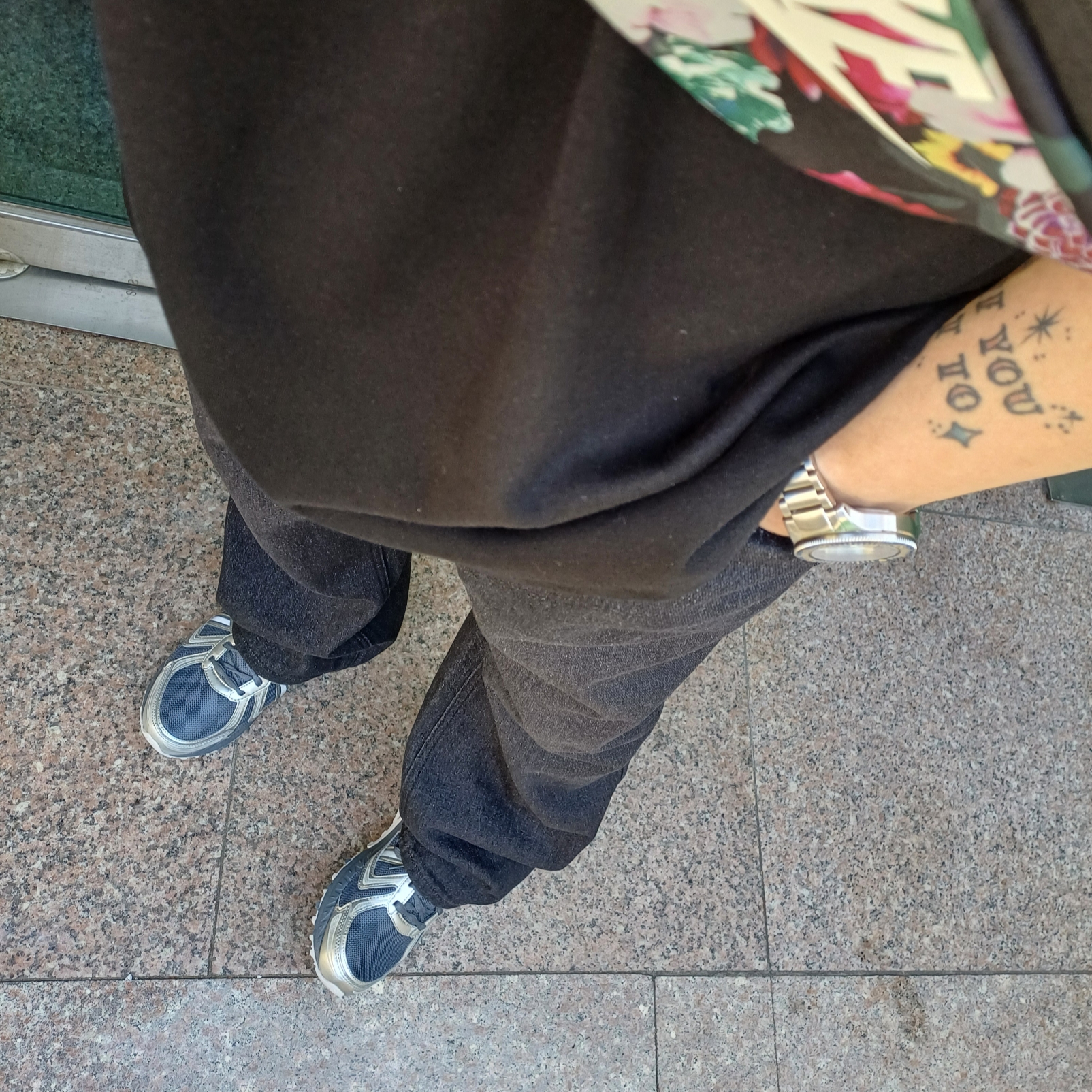 New Balance 410v5 Black Silver - 2E Wide 착용 스타일 - 1