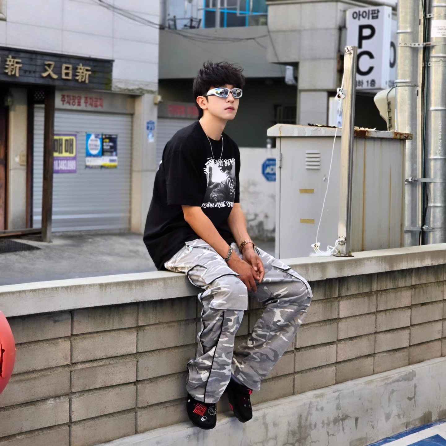 Stussy x Gang Starr Take It Personal T-Shirt Black, Crocs x Staple Classic All Terrain Clog Black 착용 스타일 - 10