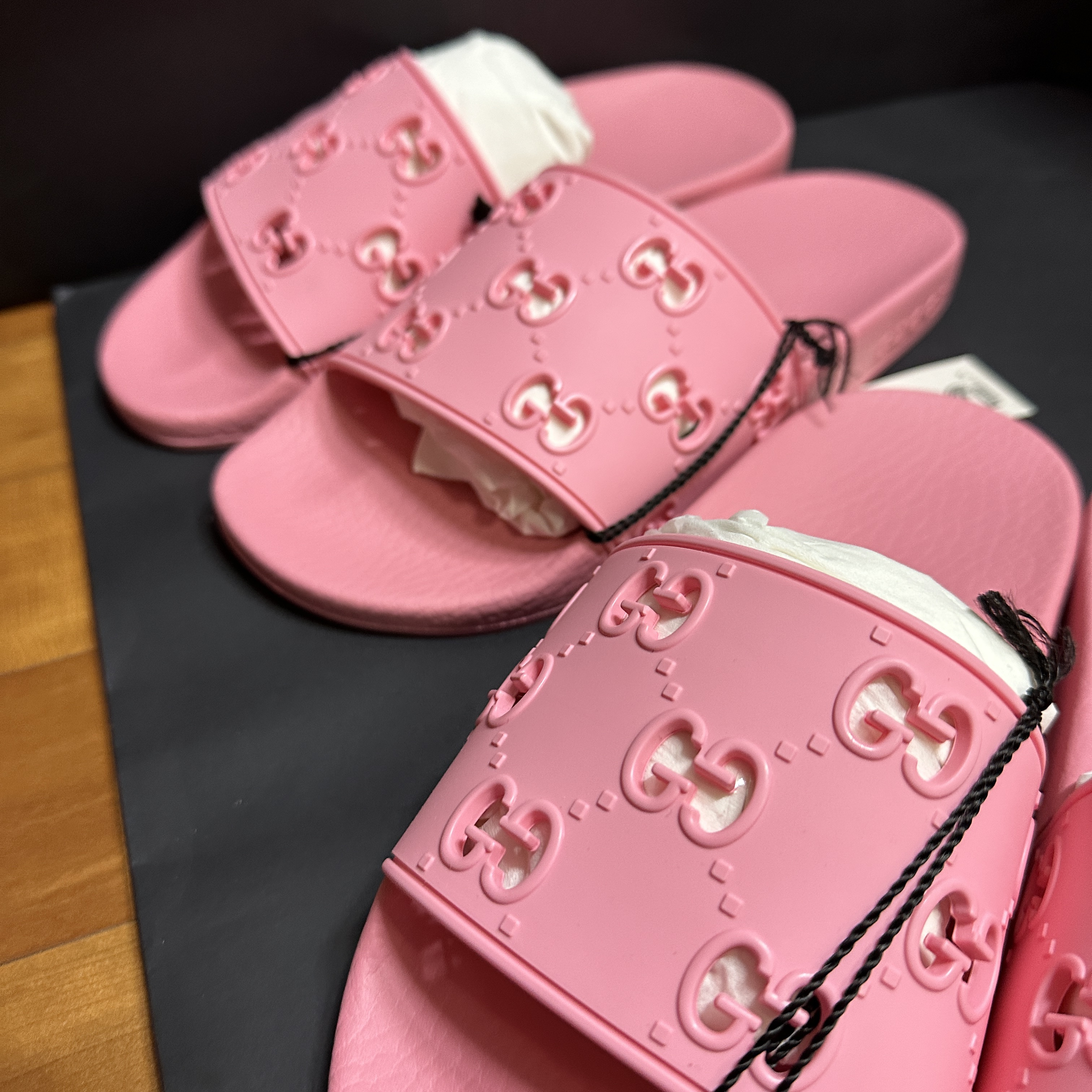 (W) Gucci GG Rubber Slide Sandal Pink 착용 스타일 - 2