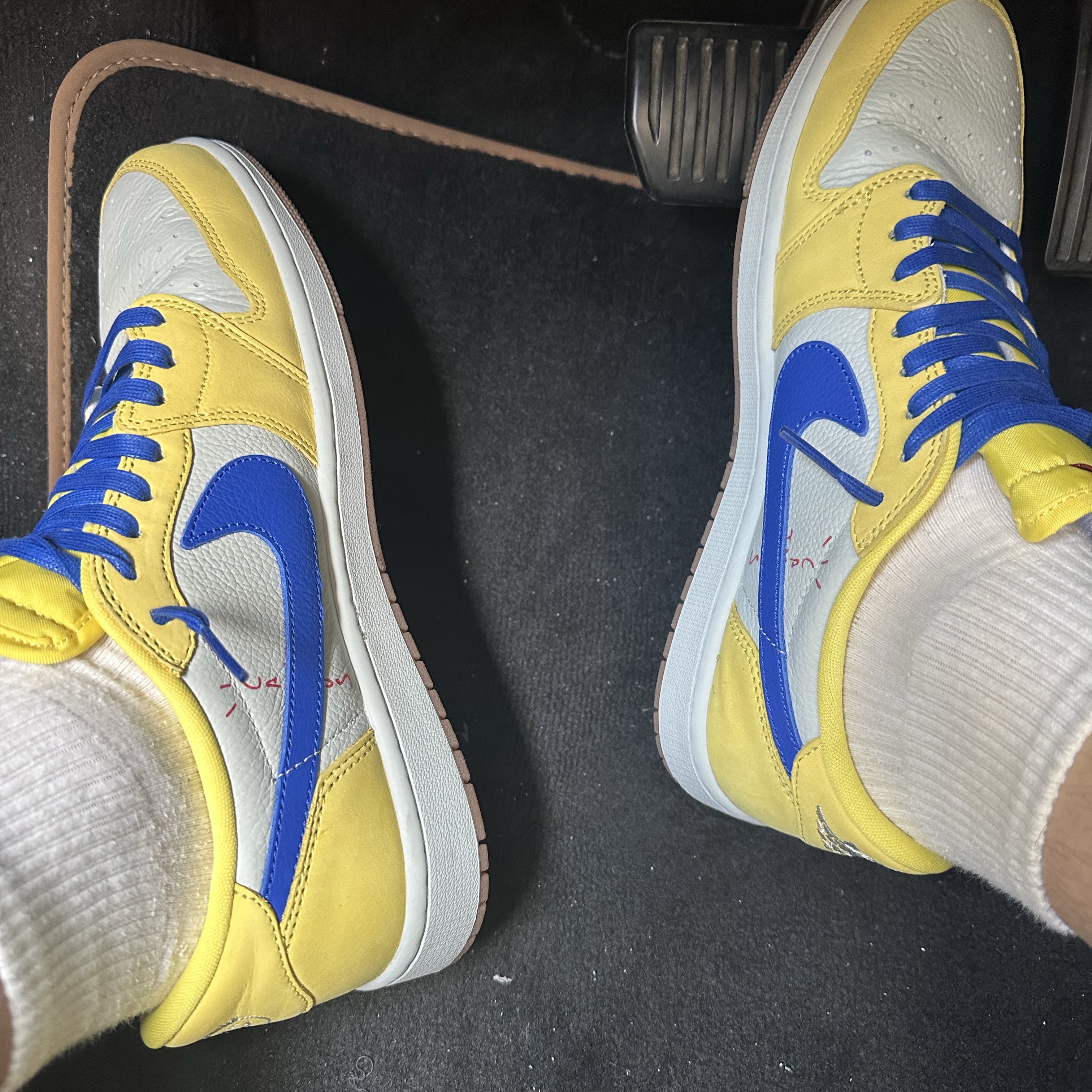 (W) Jordan 1 x Travis Scott Retro Low OG SP Canary 착용 스타일