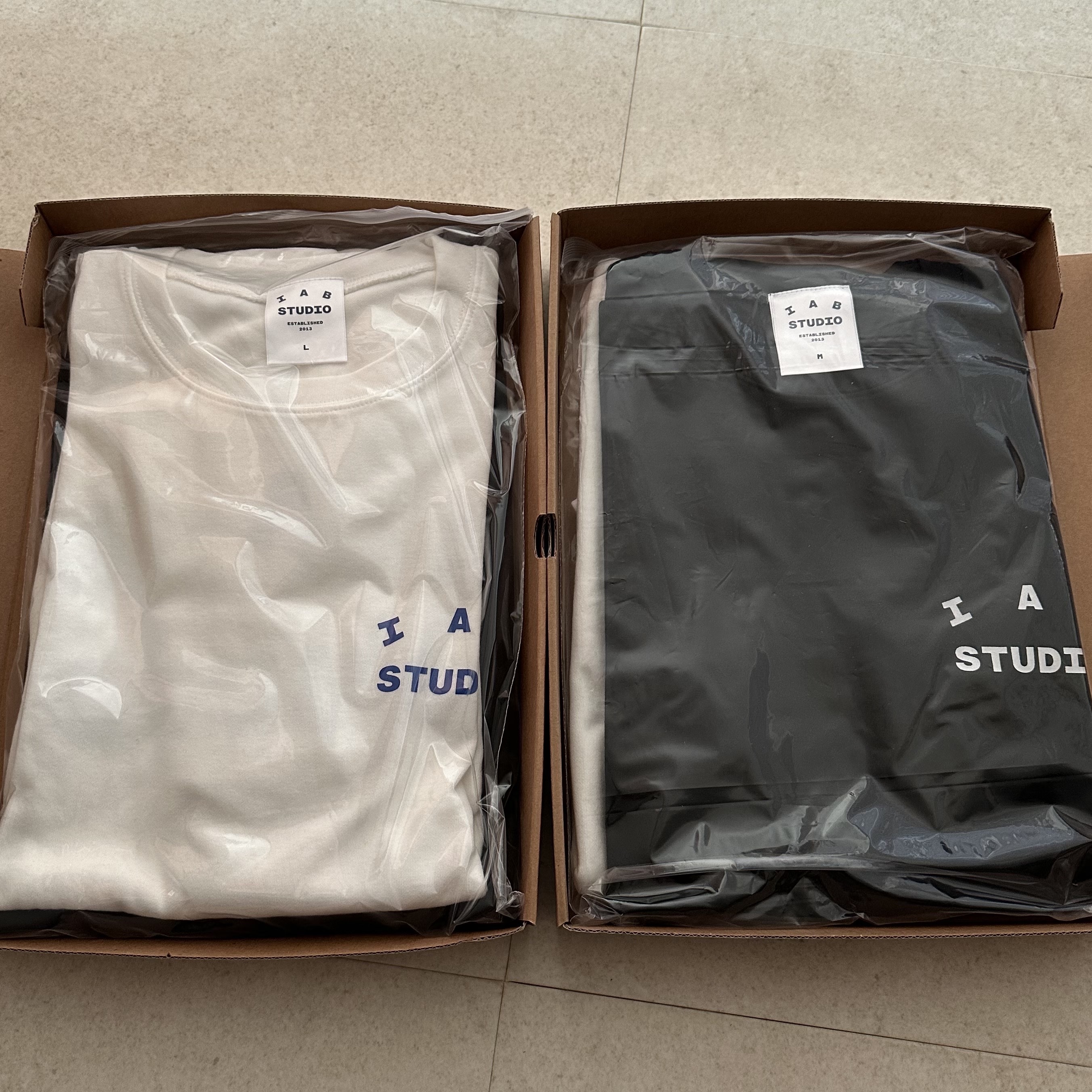 IAB Studio 10th Anniversary T-Shirts Pack White & Black (2 Pack) 착용 스타일 - 2