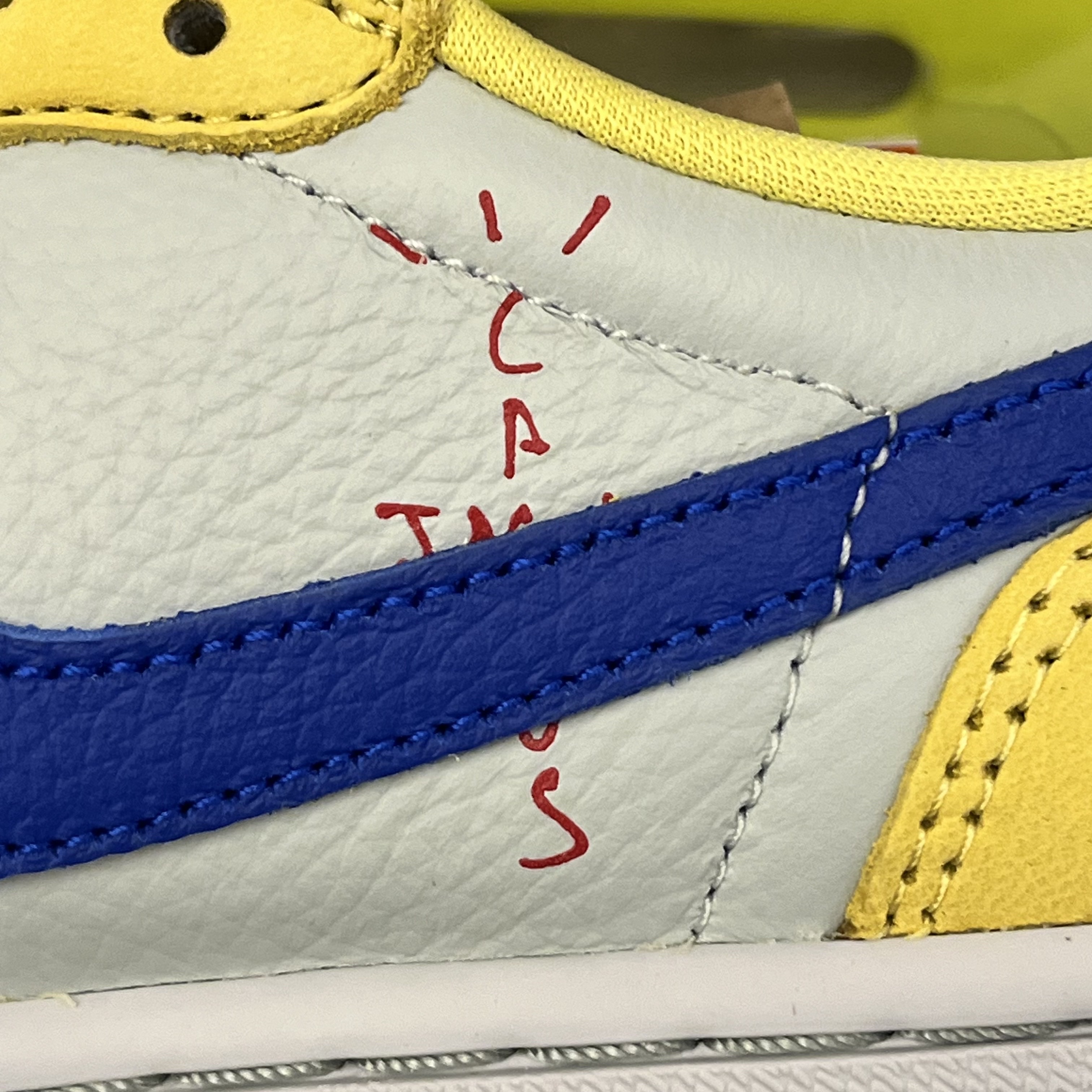 (W) Jordan 1 x Travis Scott Retro Low OG SP Canary 착용 스타일 - 3