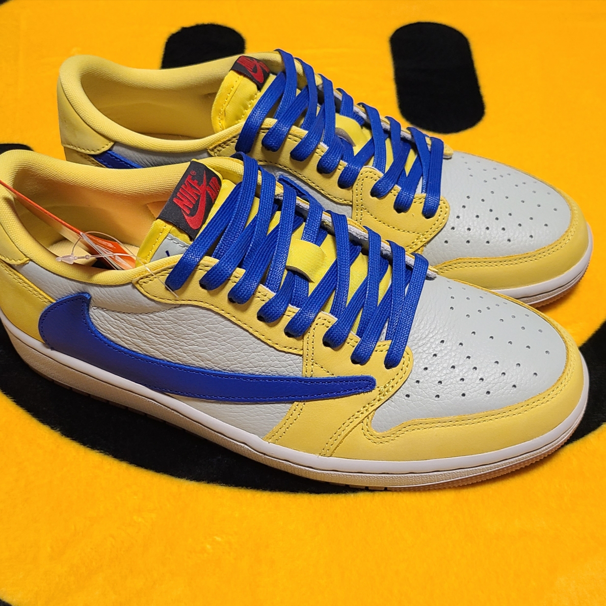 (W) Jordan 1 x Travis Scott Retro Low OG SP Canary 착용 스타일 - 1