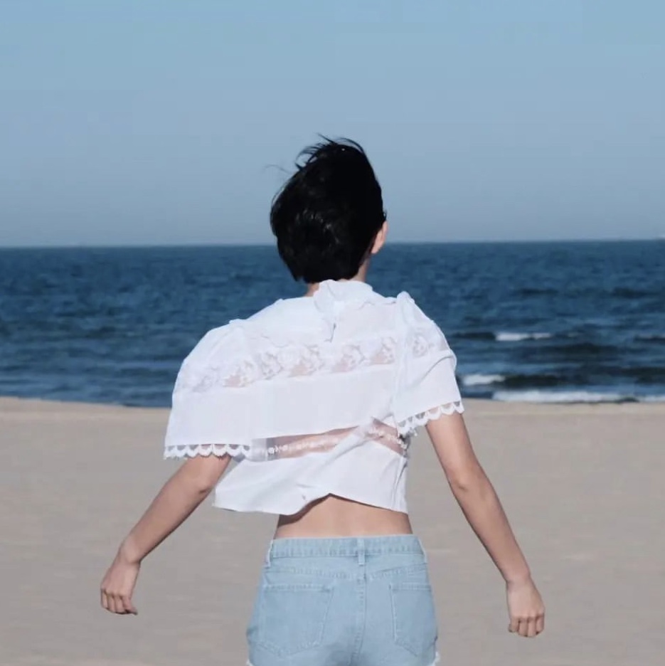 [KREAM 단독] Maison Cleo Women Delicate Roses Calais Lace and White Cotton Collar Blouse White 착용 스타일 - 4