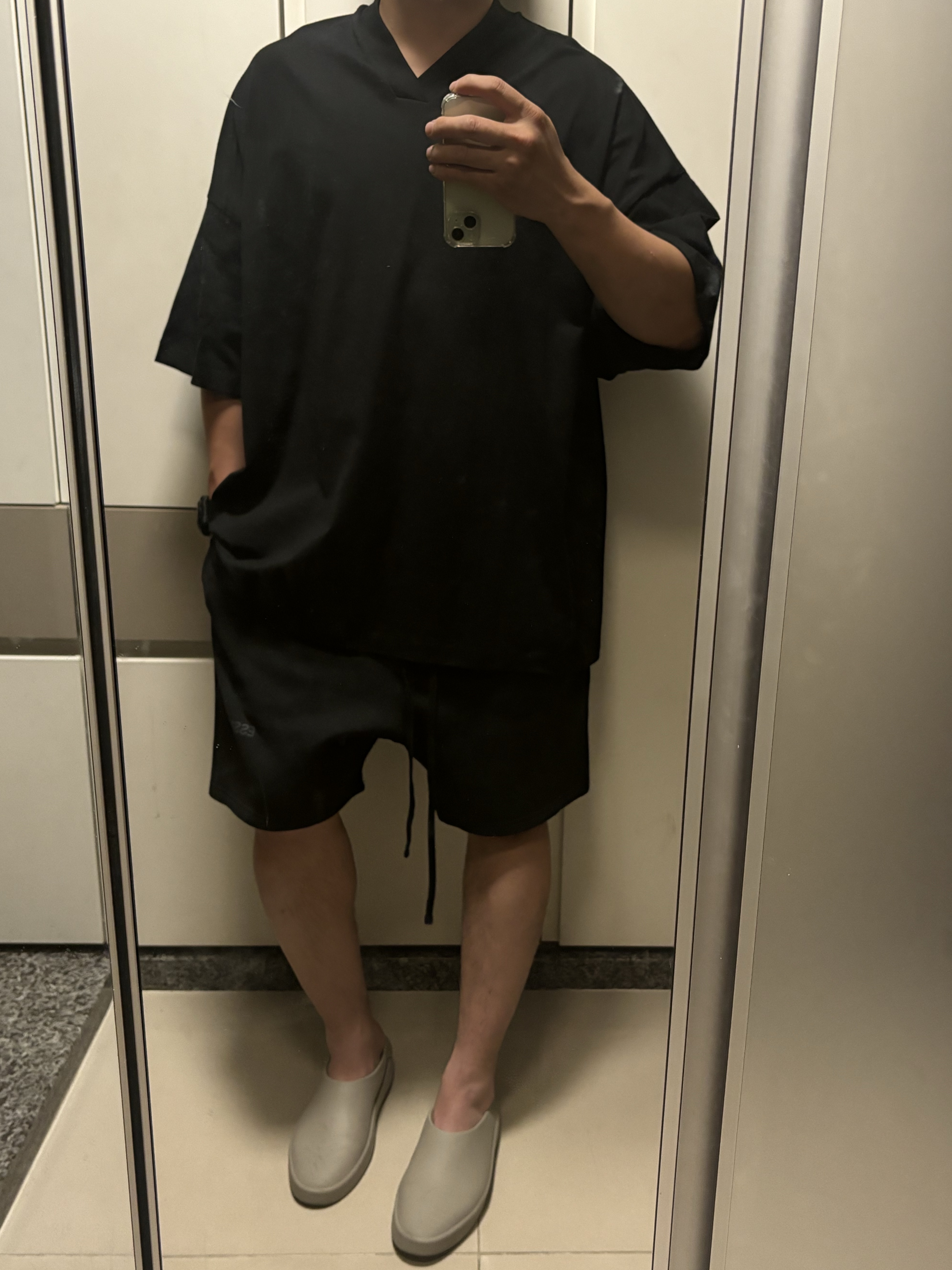 Fear of God The California Cement, Essentials V-Neck Jet Black - 23FW 착용 스타일