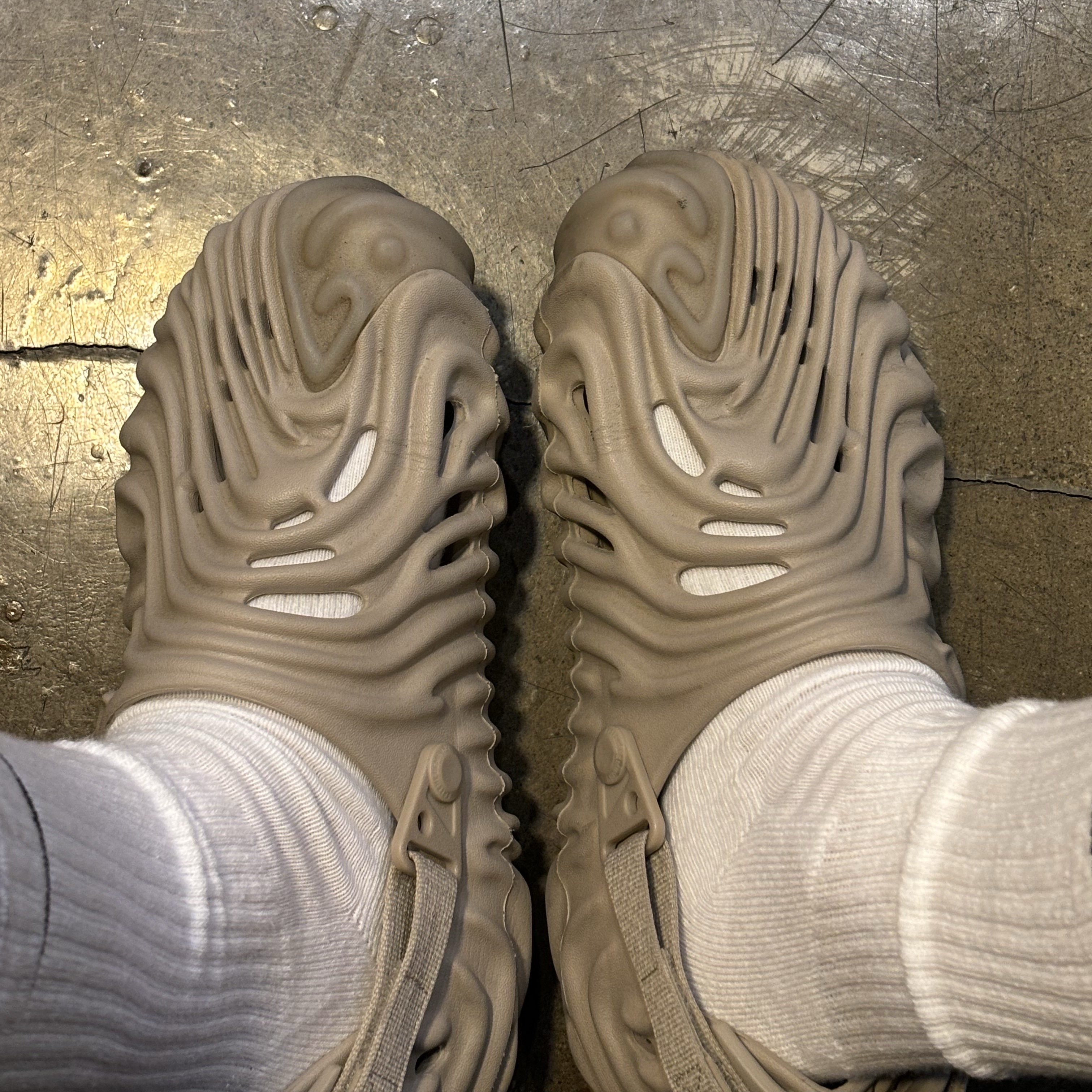 Crocs x Salehe Bembury Pollex Clog Horchata 착용 스타일