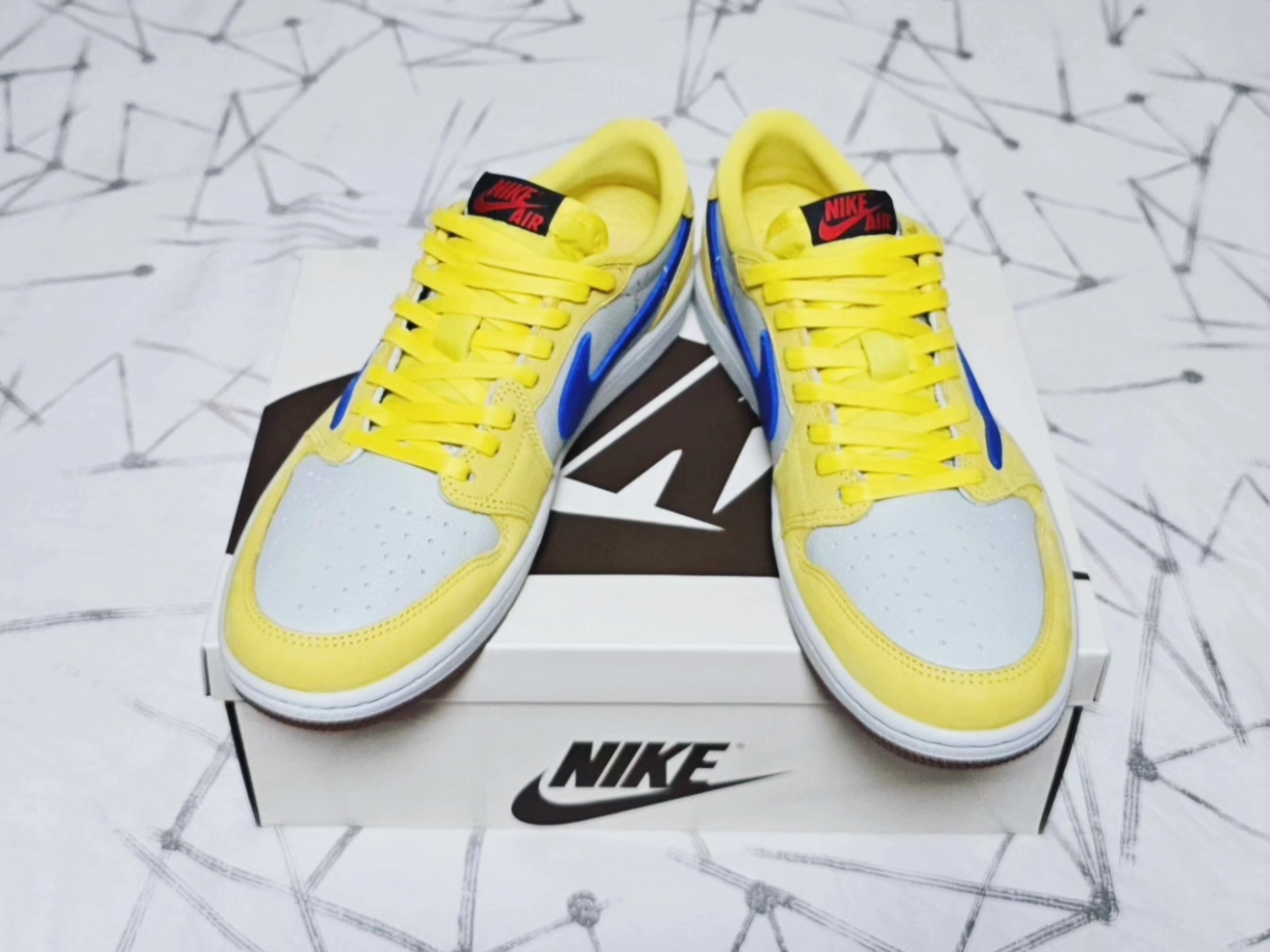 (W) Jordan 1 x Travis Scott Retro Low OG SP Canary 착용 스타일 - 3