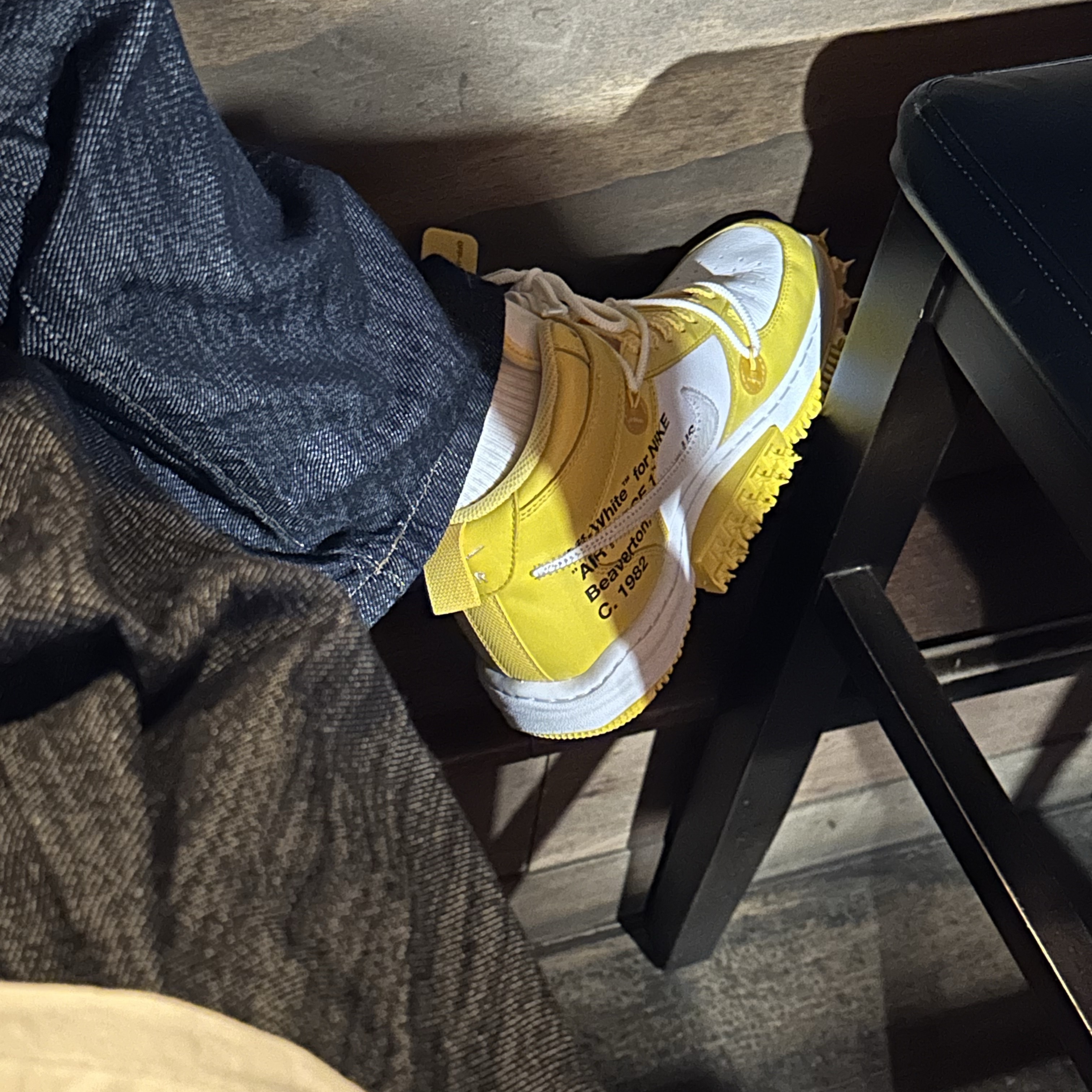 Nike x Off-White Air Force 1 Mid SP Leather Varsity Maize 착용 스타일 - 2