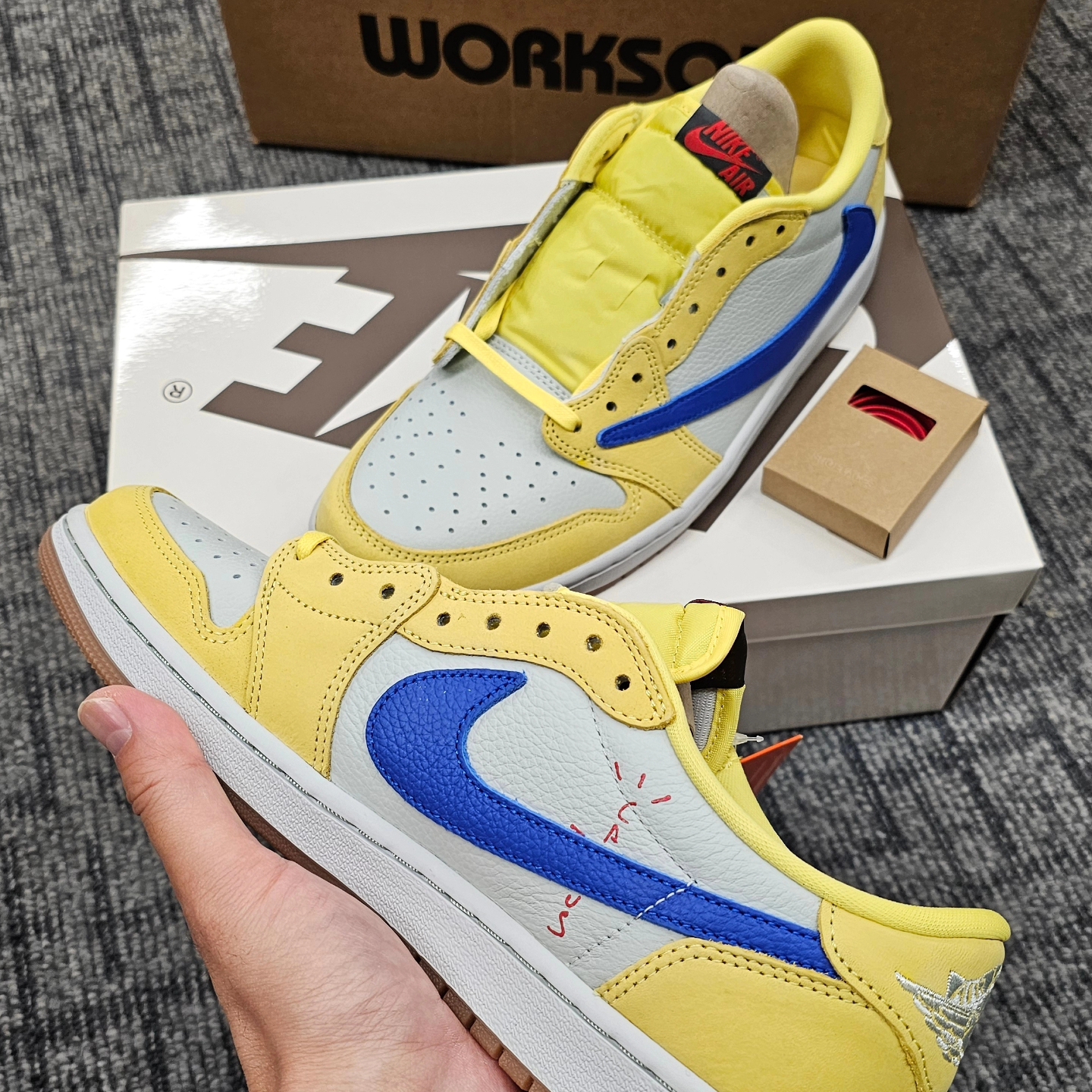 (W) Jordan 1 x Travis Scott Retro Low OG SP Canary 착용 스타일 - 7