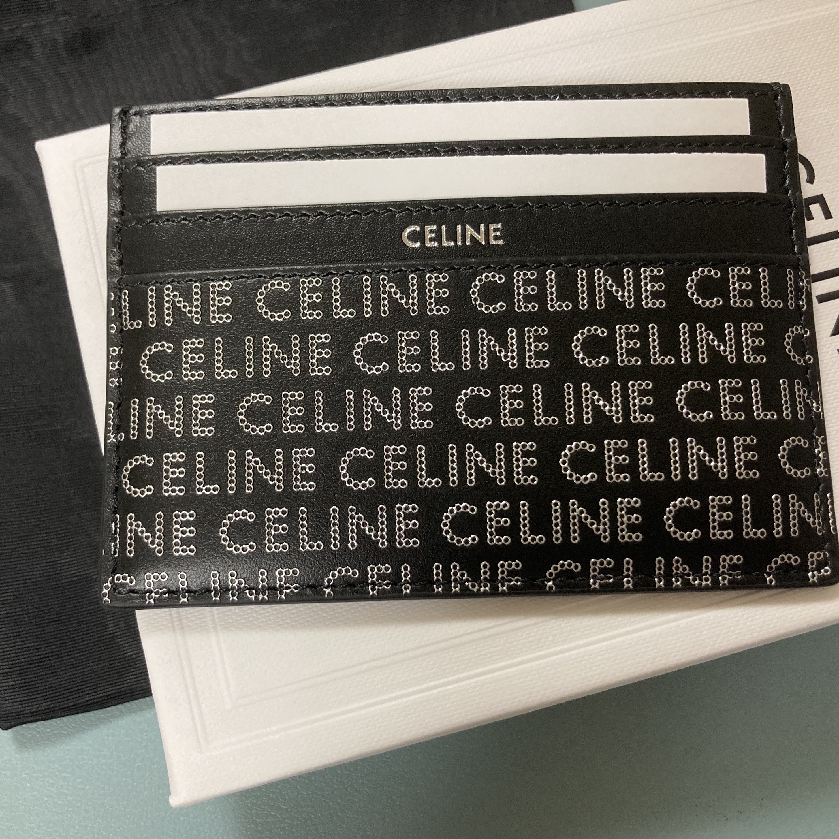 Celine Large Card Holder with Celine All Over and Calfskin Black 착용 스타일 - 2