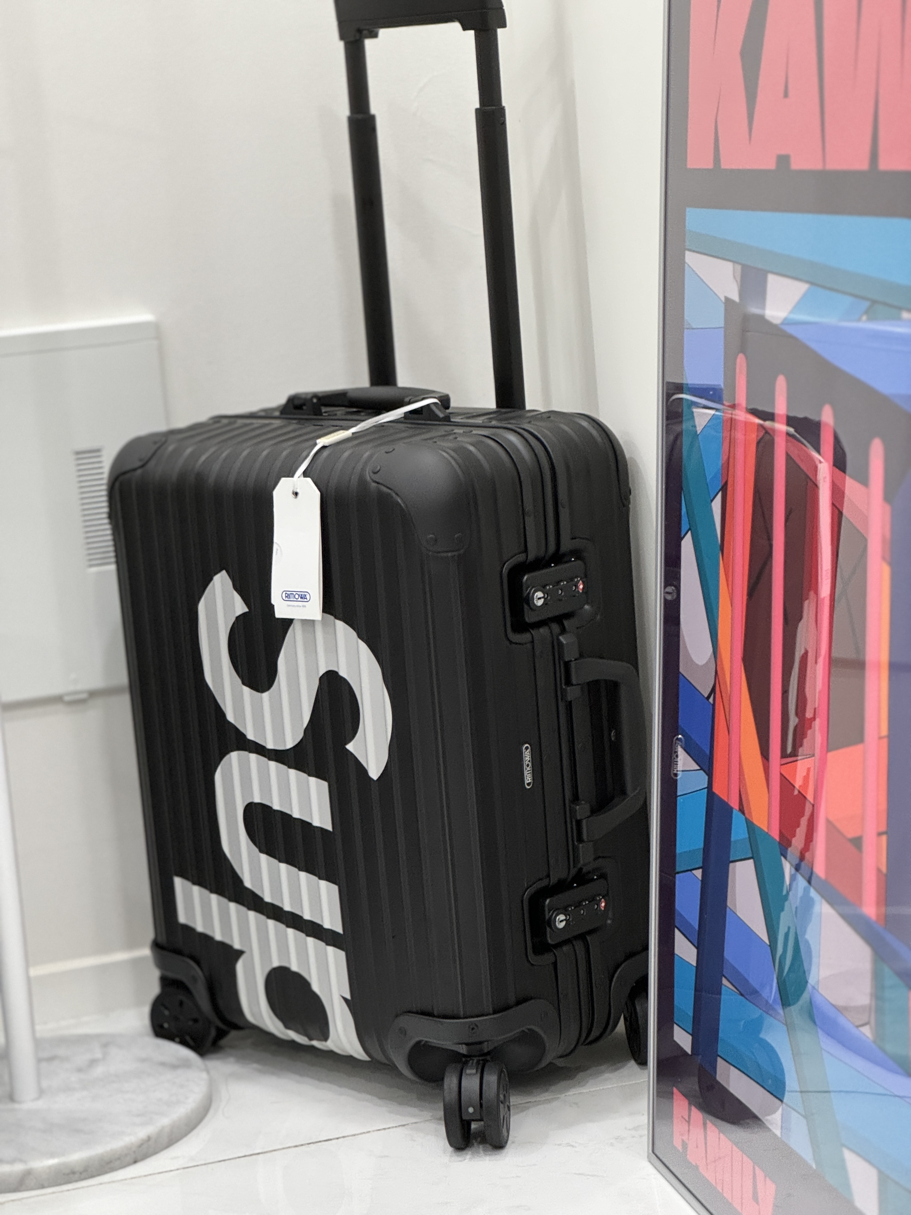 Supreme x Rimowa Topas Multiwheel Black 45L - 18SS 착용 스타일