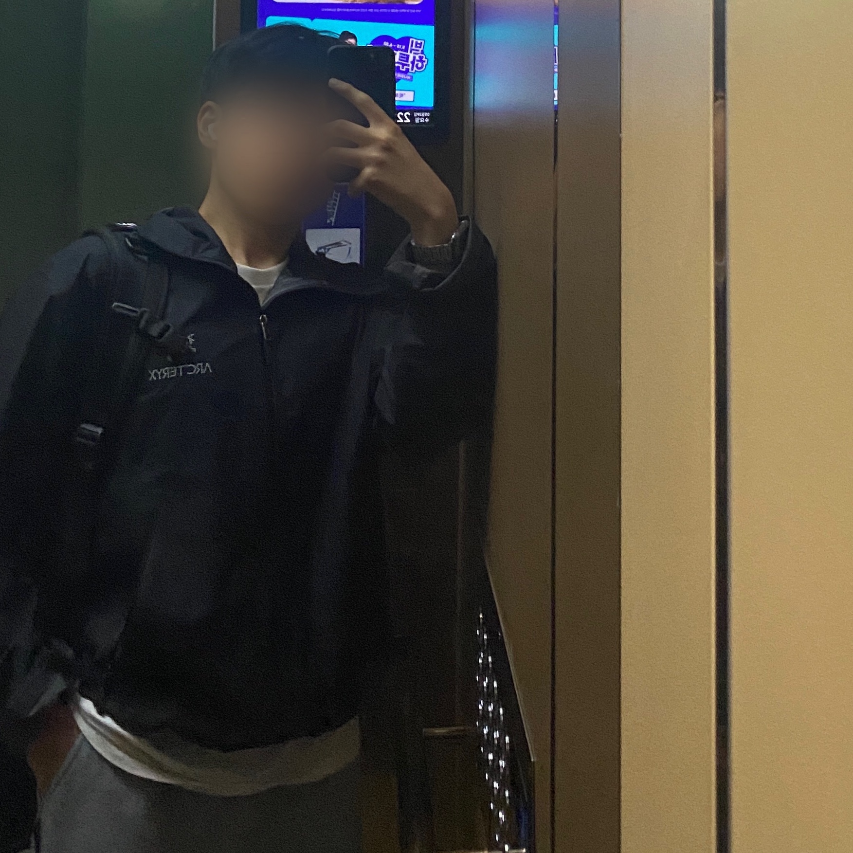 Arc'teryx Beta LT Jacket Black, Stussy Fuzzy Dice T-Shirt White 착용 스타일 - 2