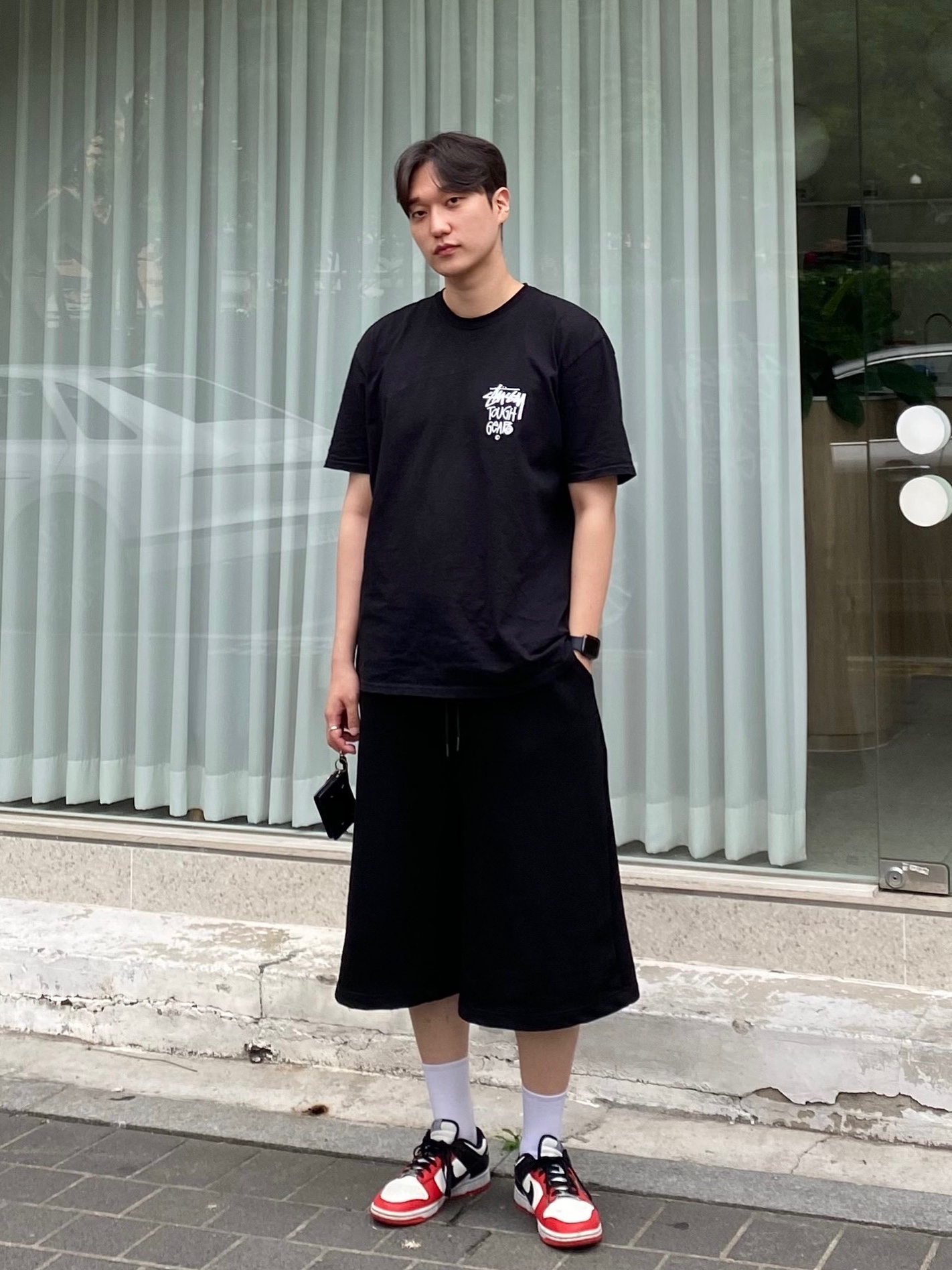 Stussy Tough Gear T-Shirt Black, Nike x NBA Dunk Low Retro EMB Black and Chile Red 착용 스타일 - 1