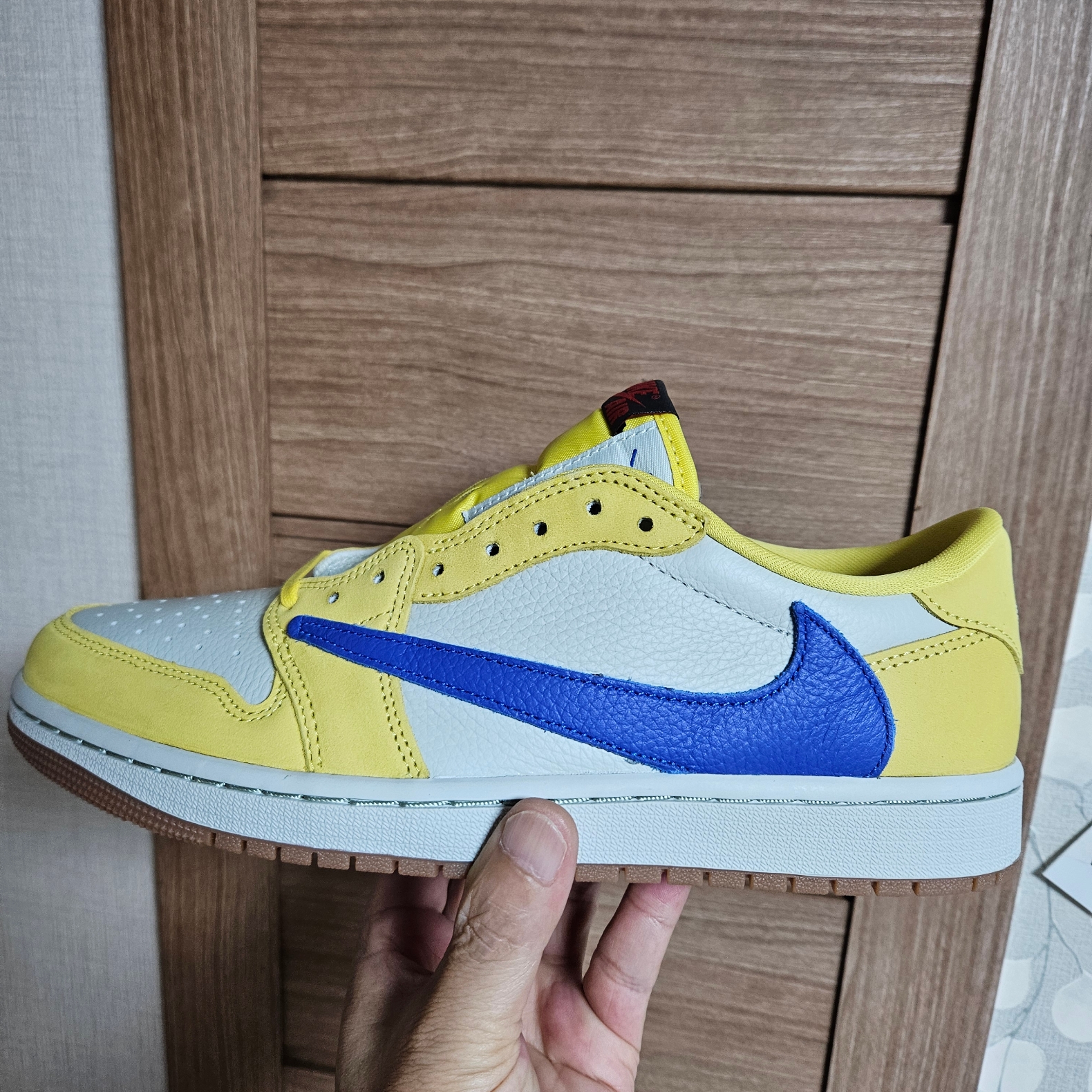 (W) Jordan 1 x Travis Scott Retro Low OG SP Canary 착용 스타일 - 2