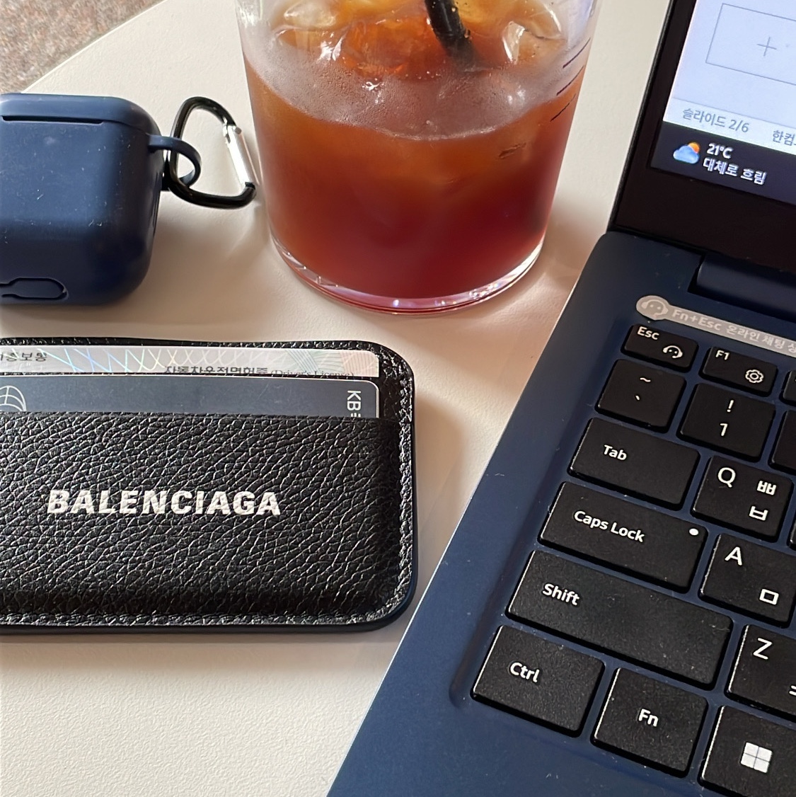 Balenciaga Grainy Leather Cash Card Holder Black 착용 스타일 - 2