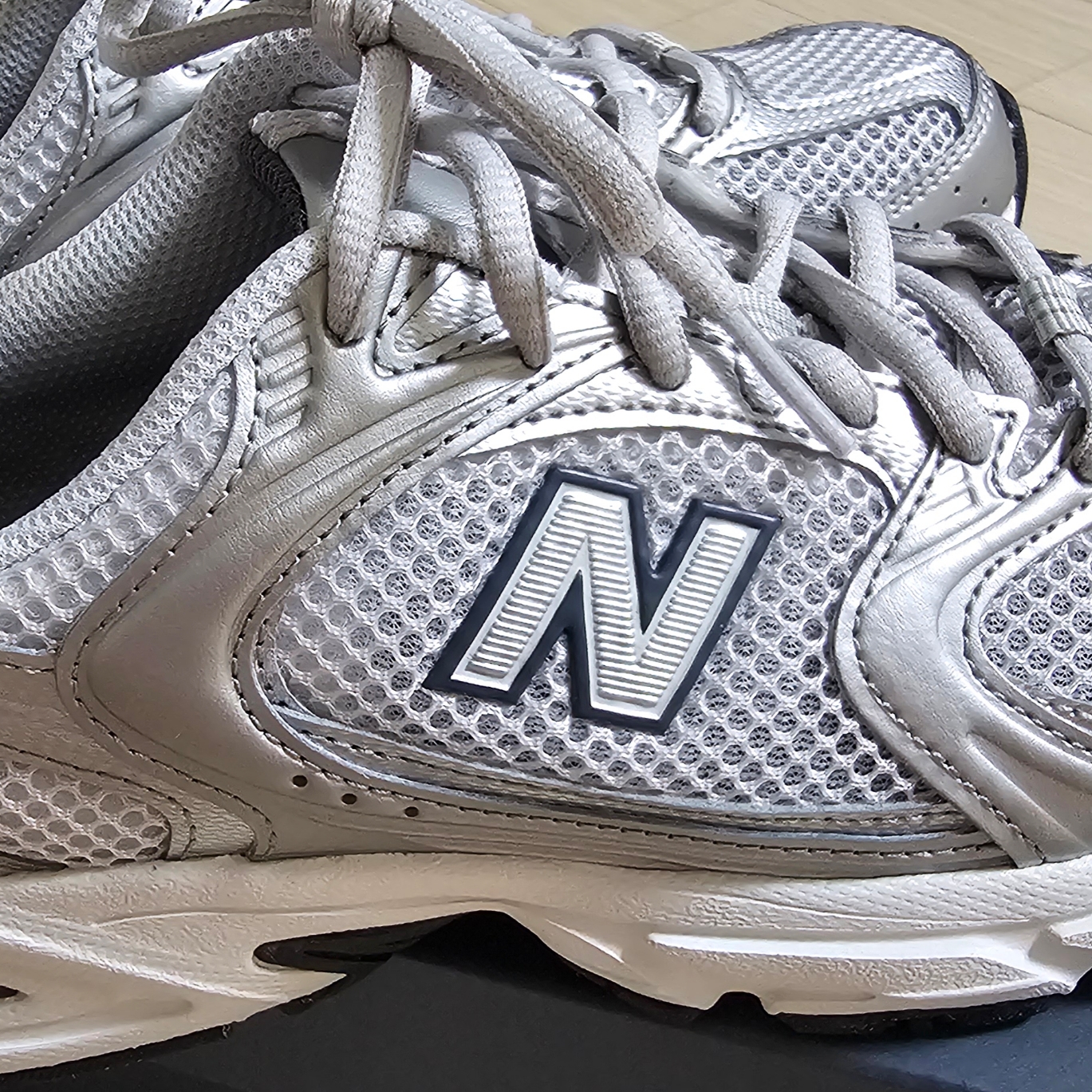 New Balance 530 Grey Matter Silver Metallic 착용 스타일 - 1