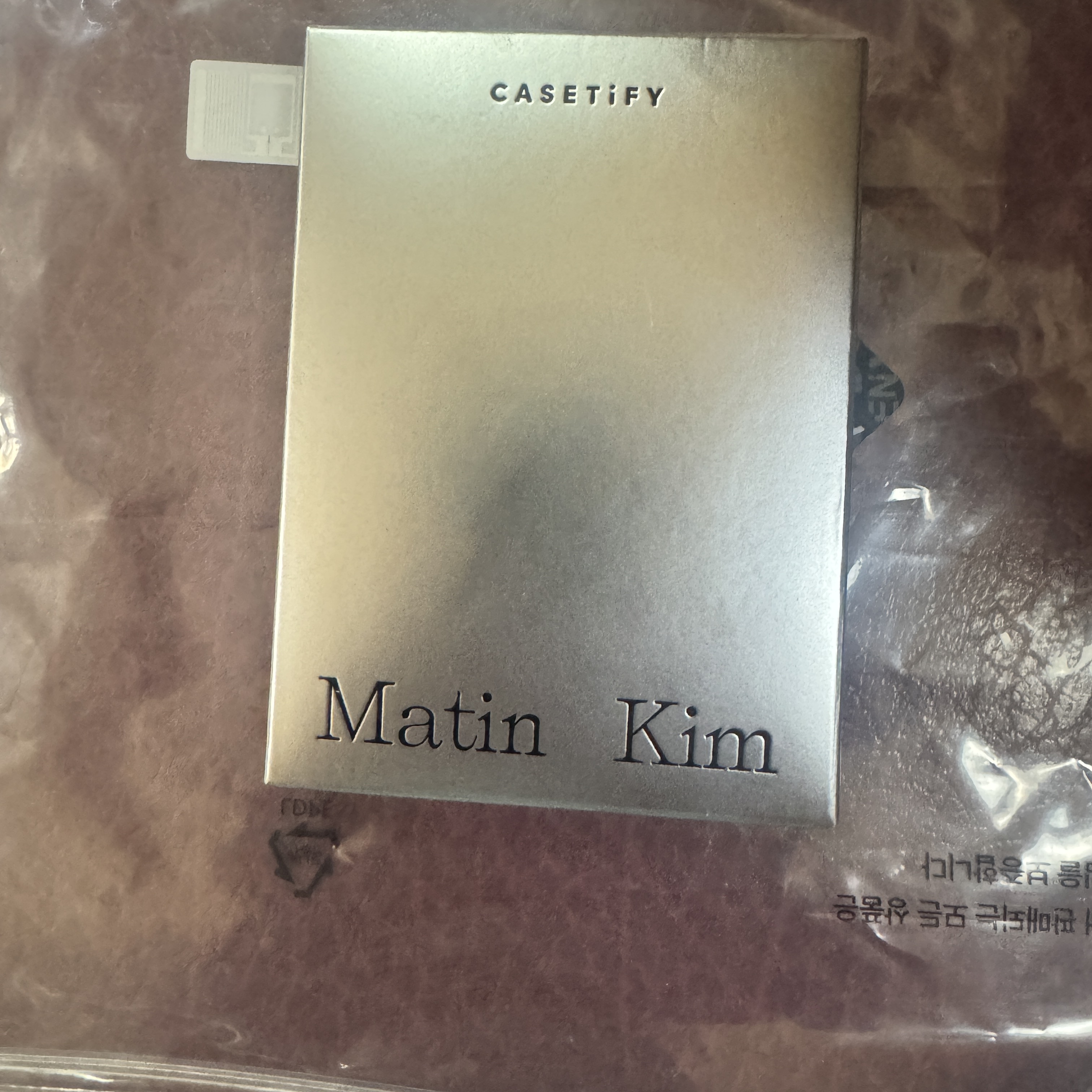 Casetify x Matin Kim Basic Logo MagSafe Wallet Black 착용 스타일 - 2
