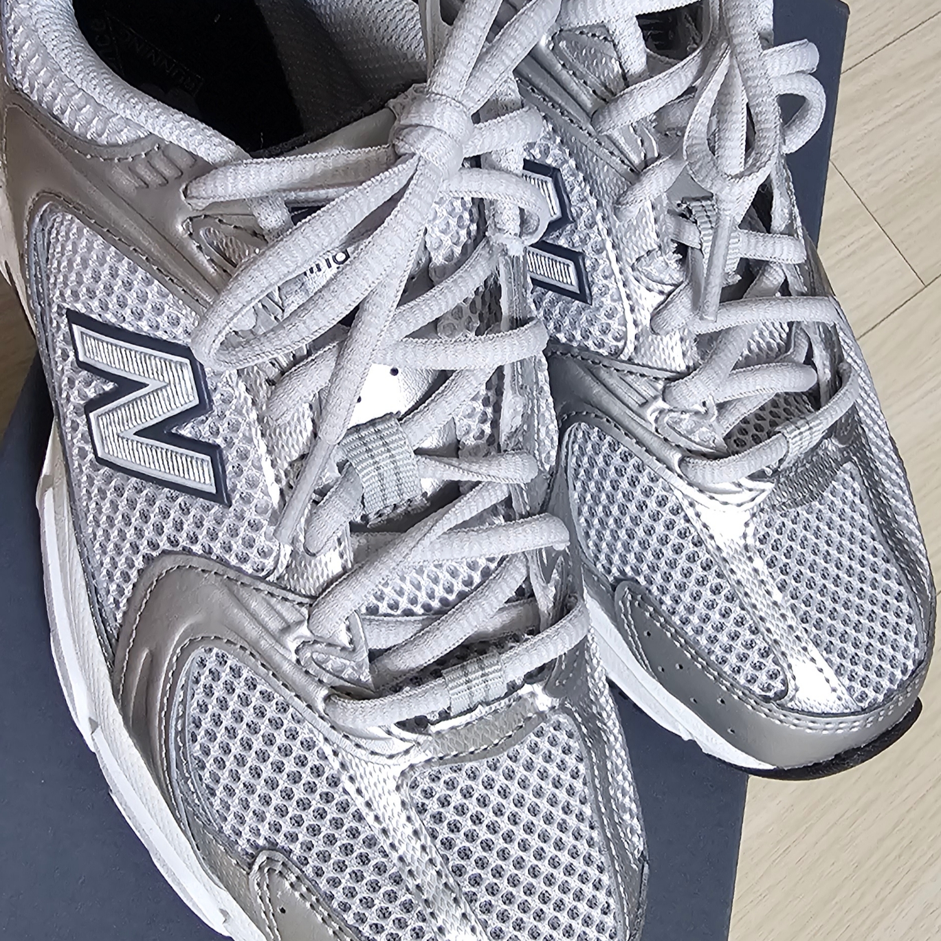 New Balance 530 Grey Matter Silver Metallic 착용 스타일 - 4