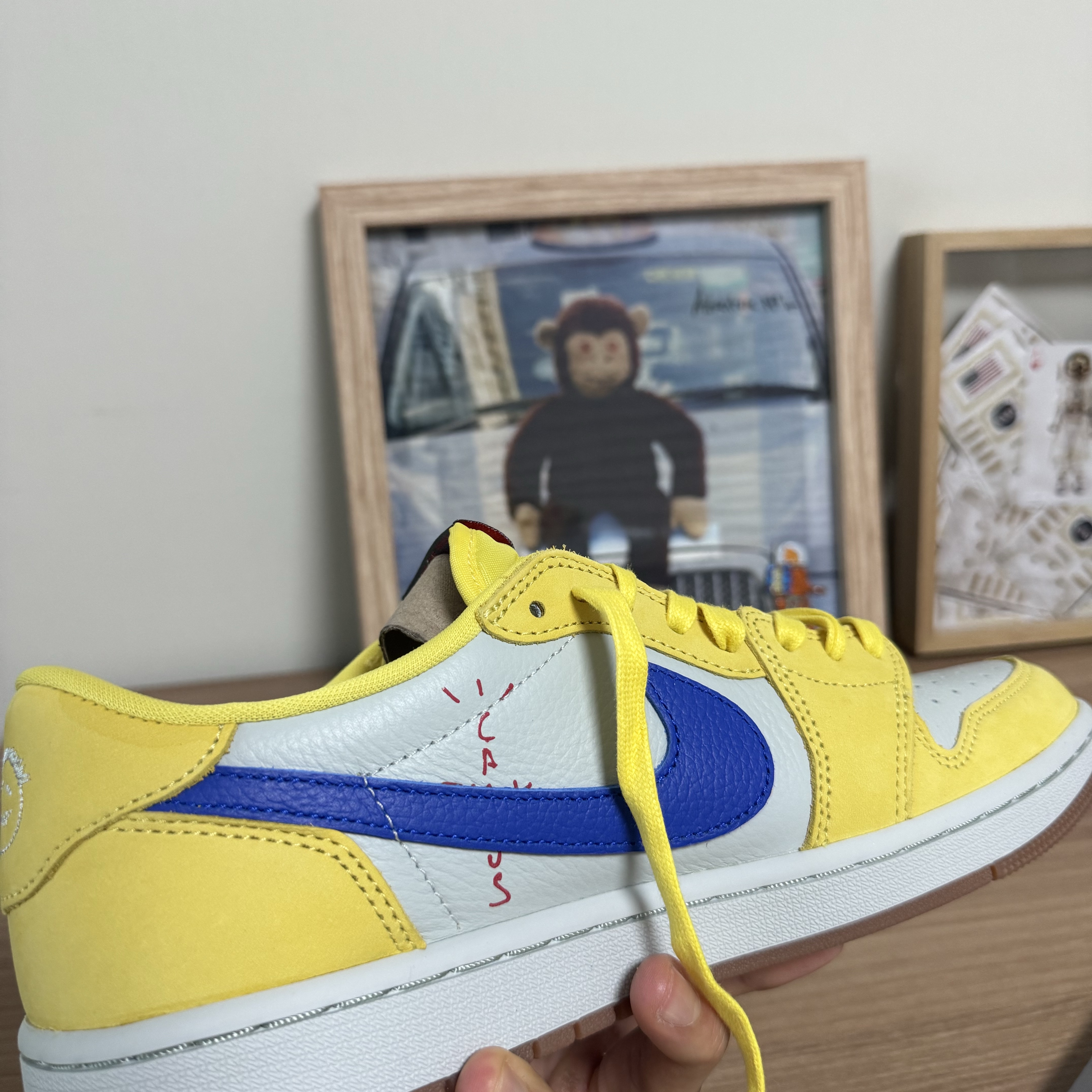 (W) Jordan 1 x Travis Scott Retro Low OG SP Canary 착용 스타일 - 2