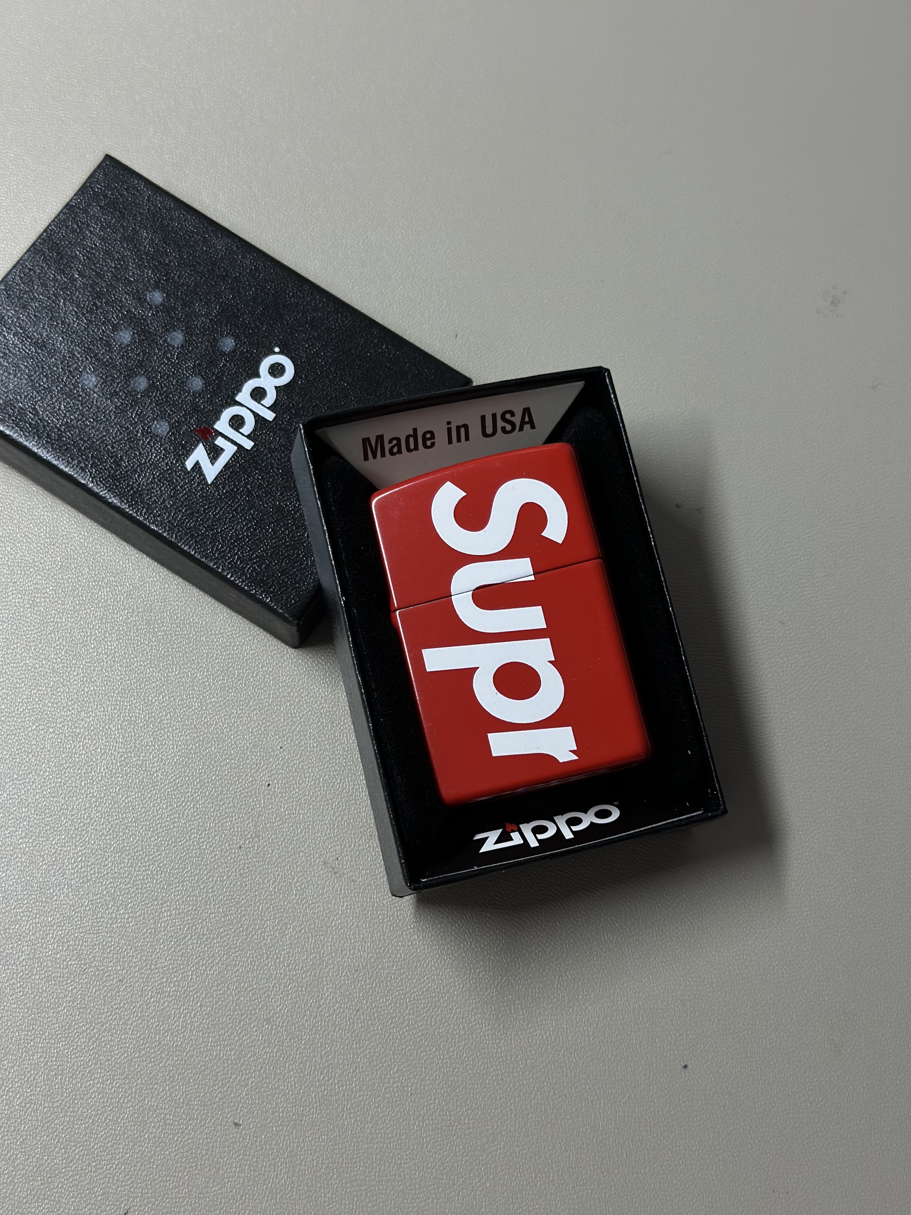 Supreme Logo Zippo Red 착용 스타일
