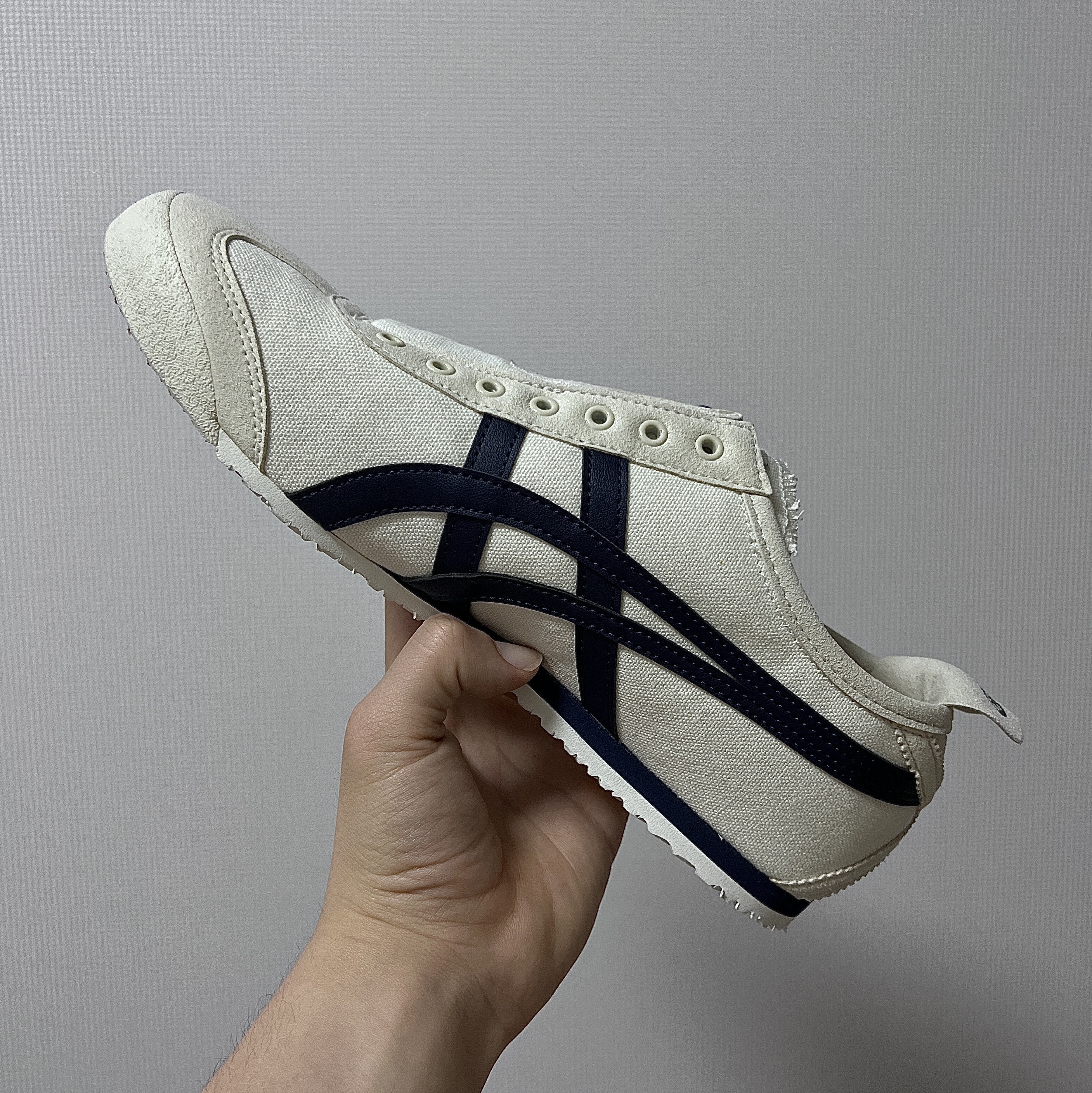 Onitsuka Tiger Mexico 66 Slip-On Birch Midnight 착용 스타일