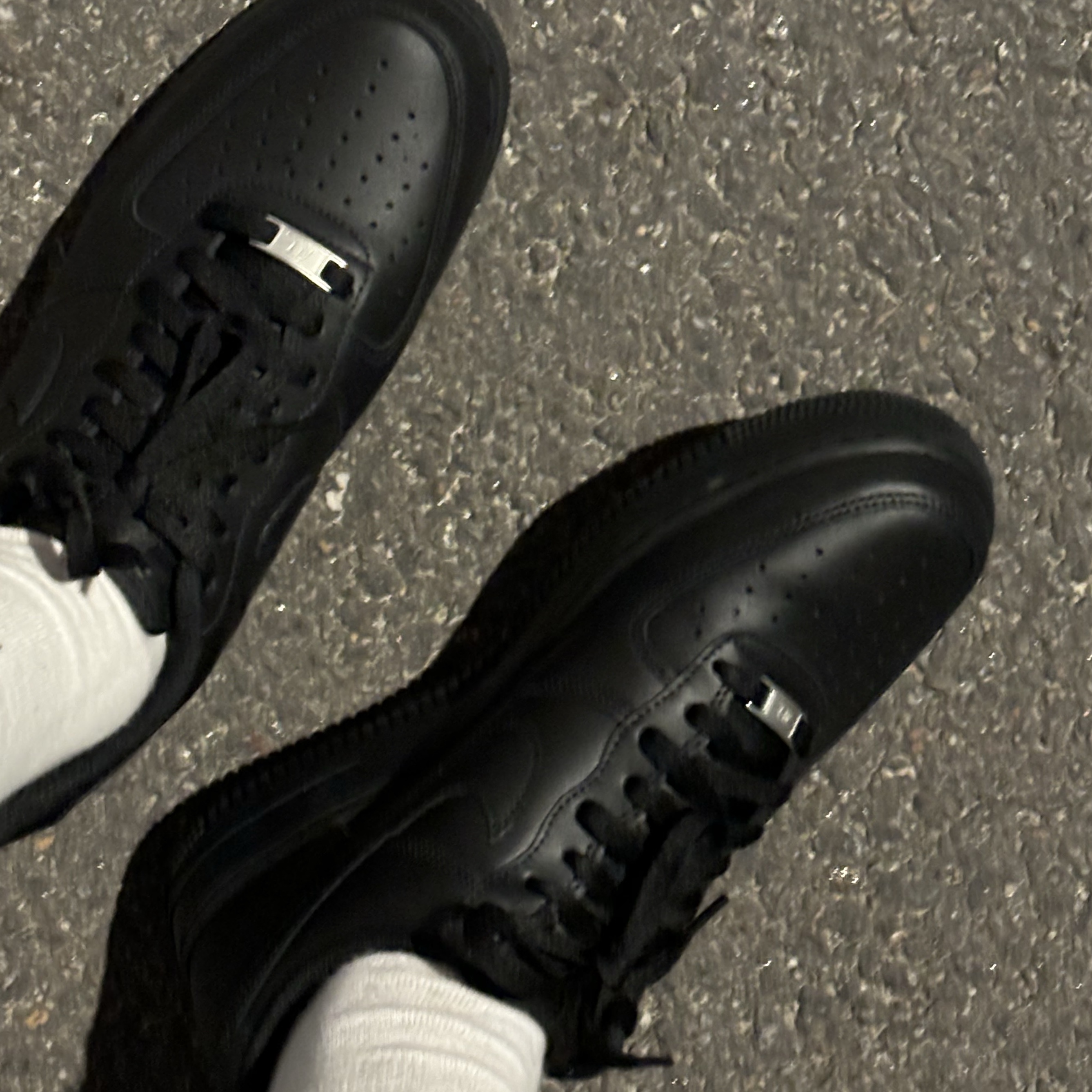 Nike Air Force 1 '07 Low Triple Black 착용 스타일 - 1