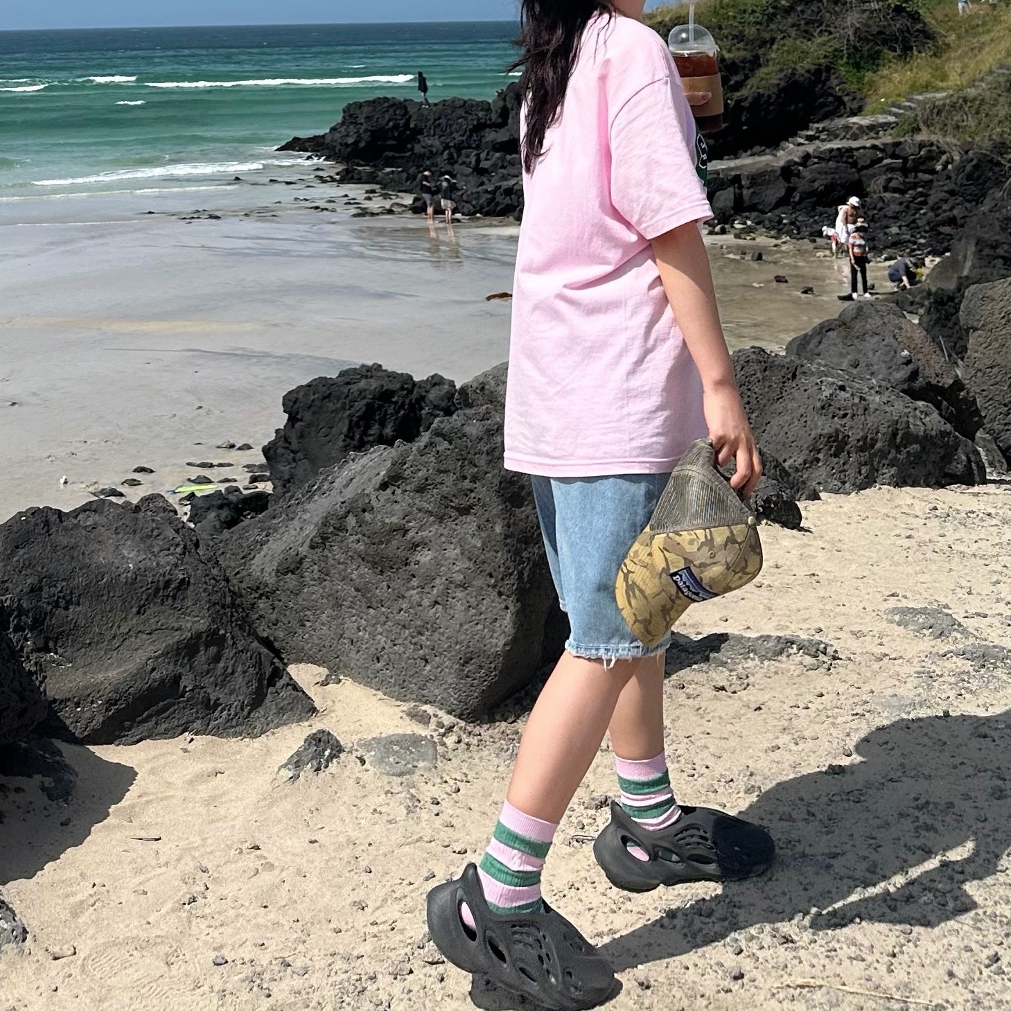Supreme New York T-Shirt Light Pink - 23SS, Adidas Yeezy Foam RNNR Onyx 착용 스타일 - 2