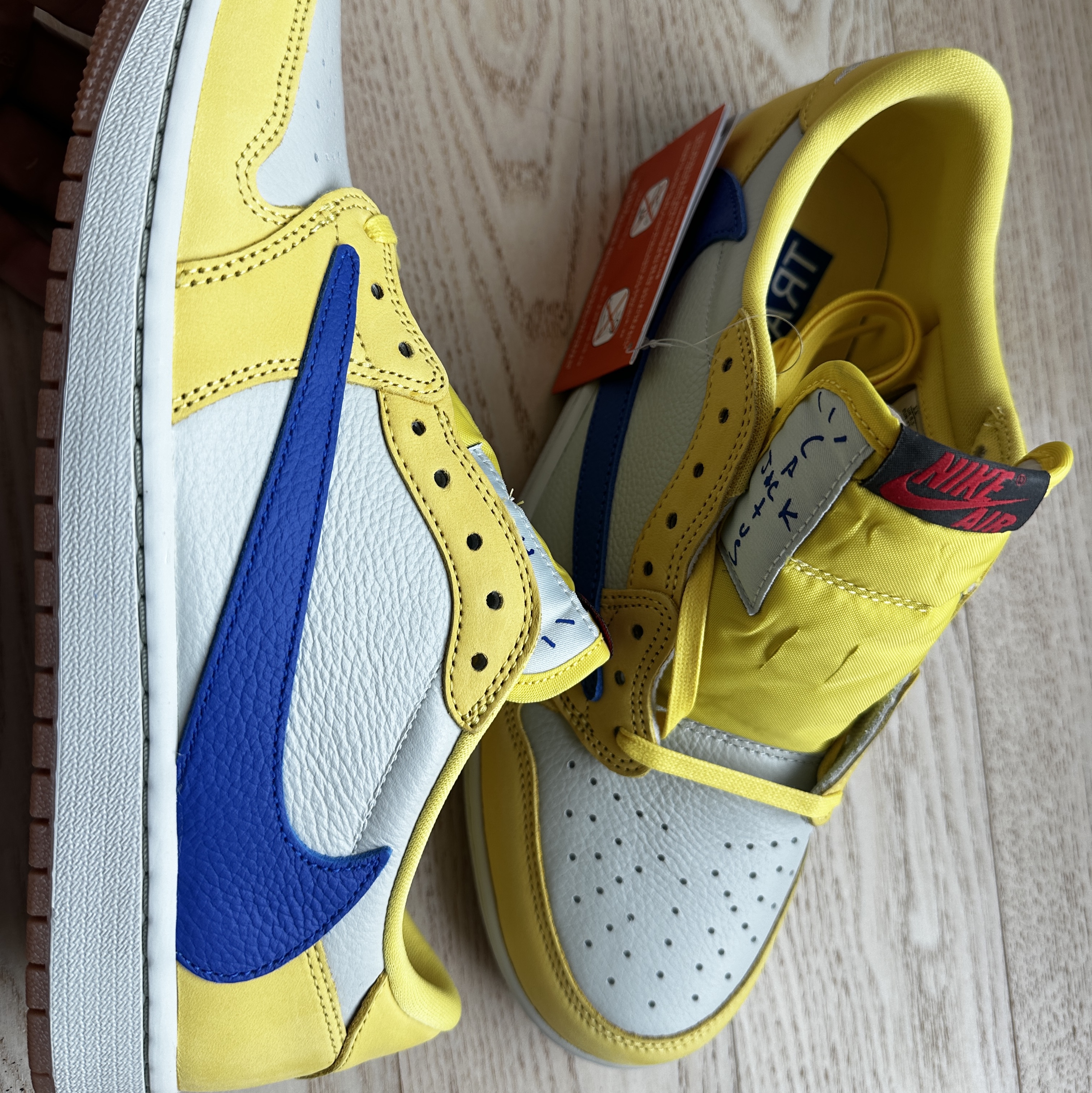 (W) Jordan 1 x Travis Scott Retro Low OG SP Canary 착용 스타일 - 2