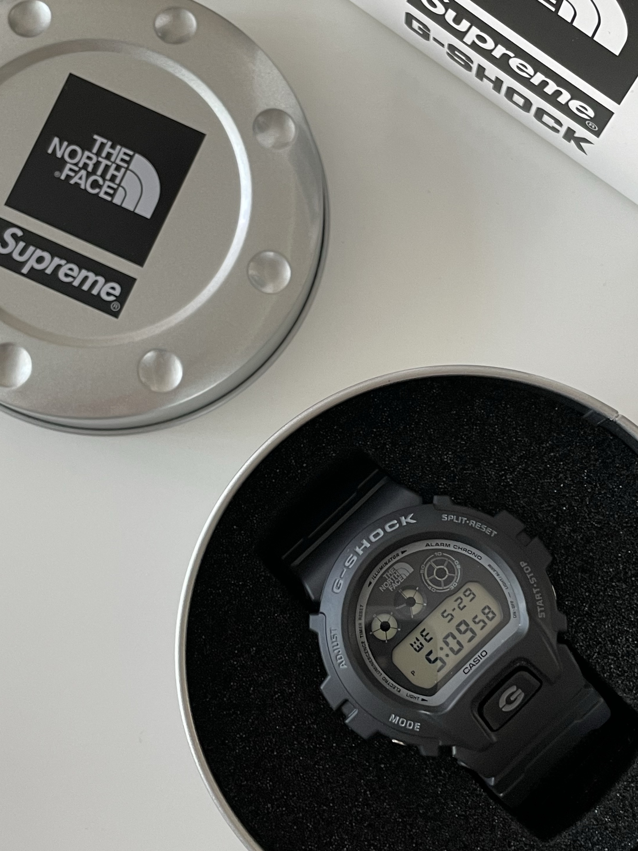Casio G-Shock x Supreme x The North Face DW-6900 Black 착용 스타일 - 2