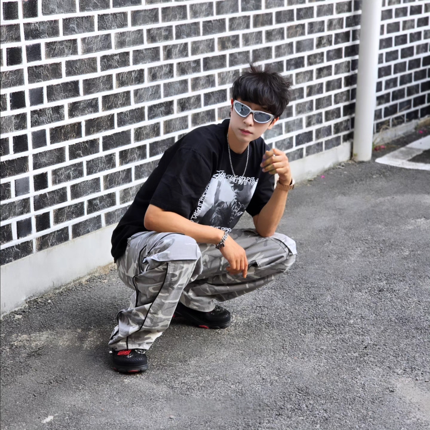 Stussy x Gang Starr Take It Personal T-Shirt Black, Crocs x Staple Classic All Terrain Clog Black 착용 스타일 - 5