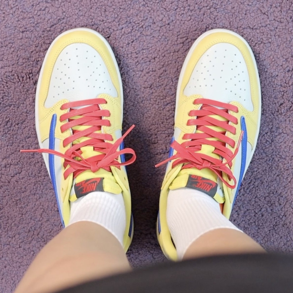 (W) Jordan 1 x Travis Scott Retro Low OG SP Canary 착용 스타일 - 4