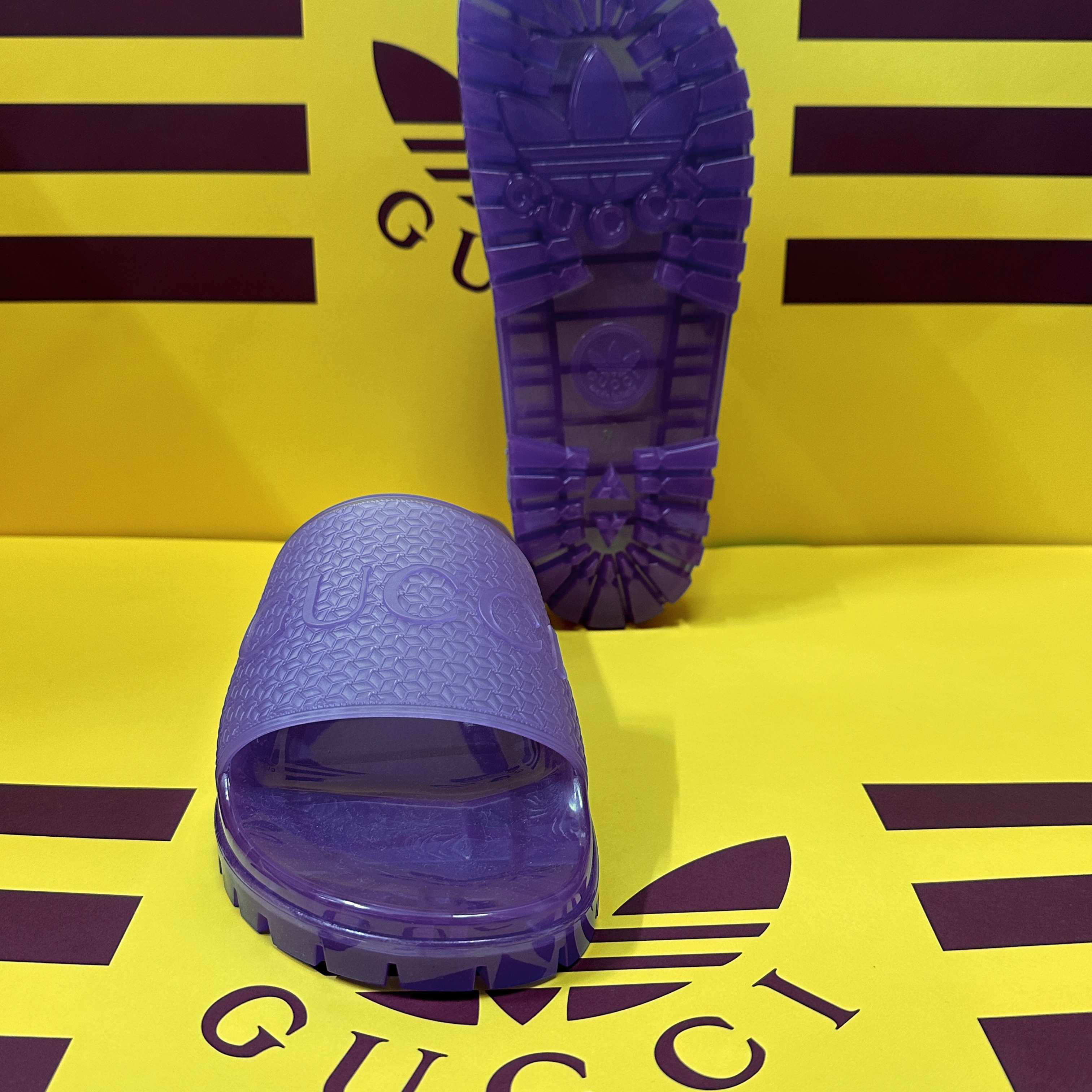 (W) Gucci x Adidas Slide Transparent Purple 착용 스타일 - 4