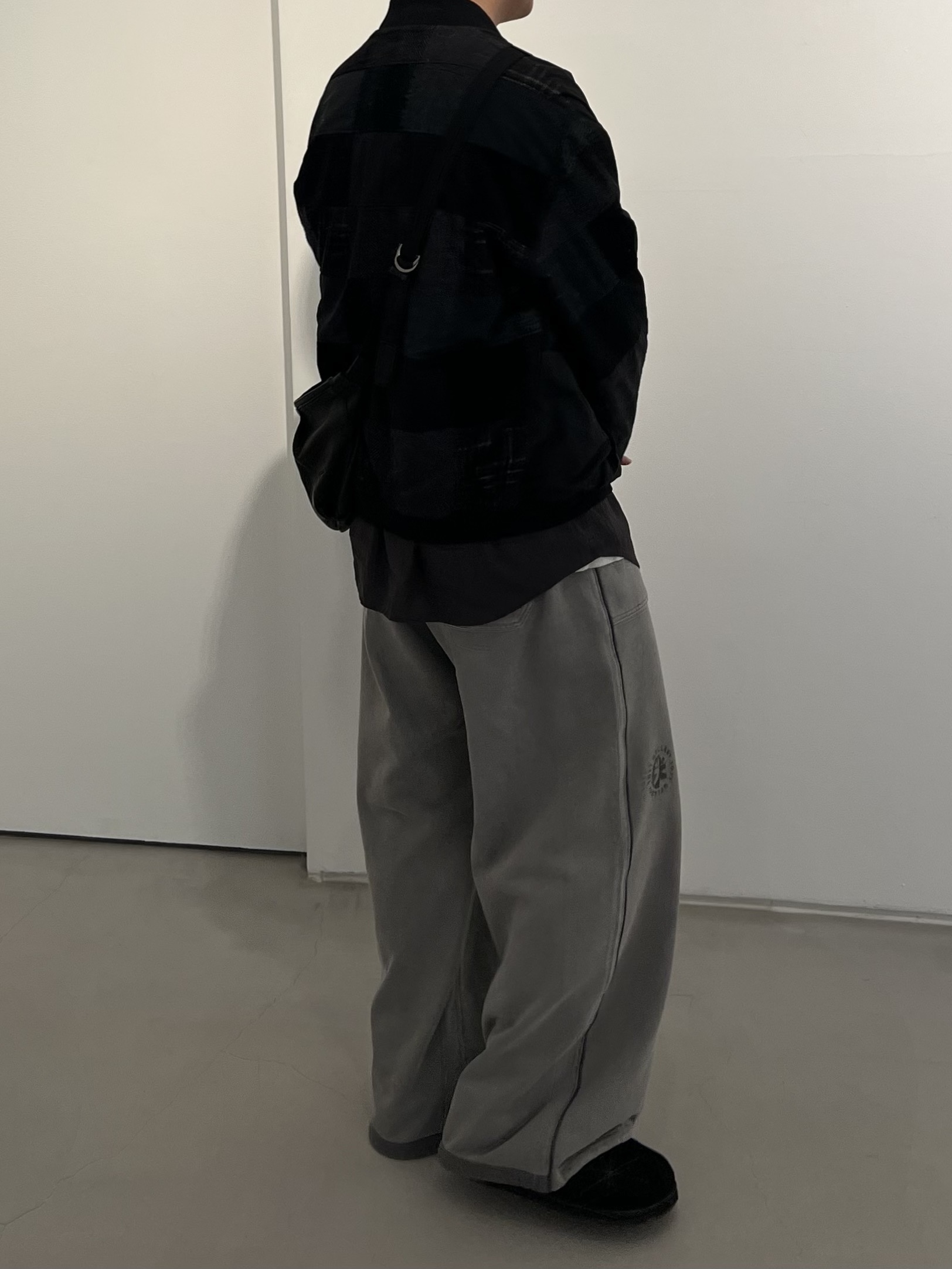 Polyteru Calf Bag Black Lambskin, Polyteru 1011 Fatigue Sweatpants 1.2v Dirty Gray 착용 스타일 - 1