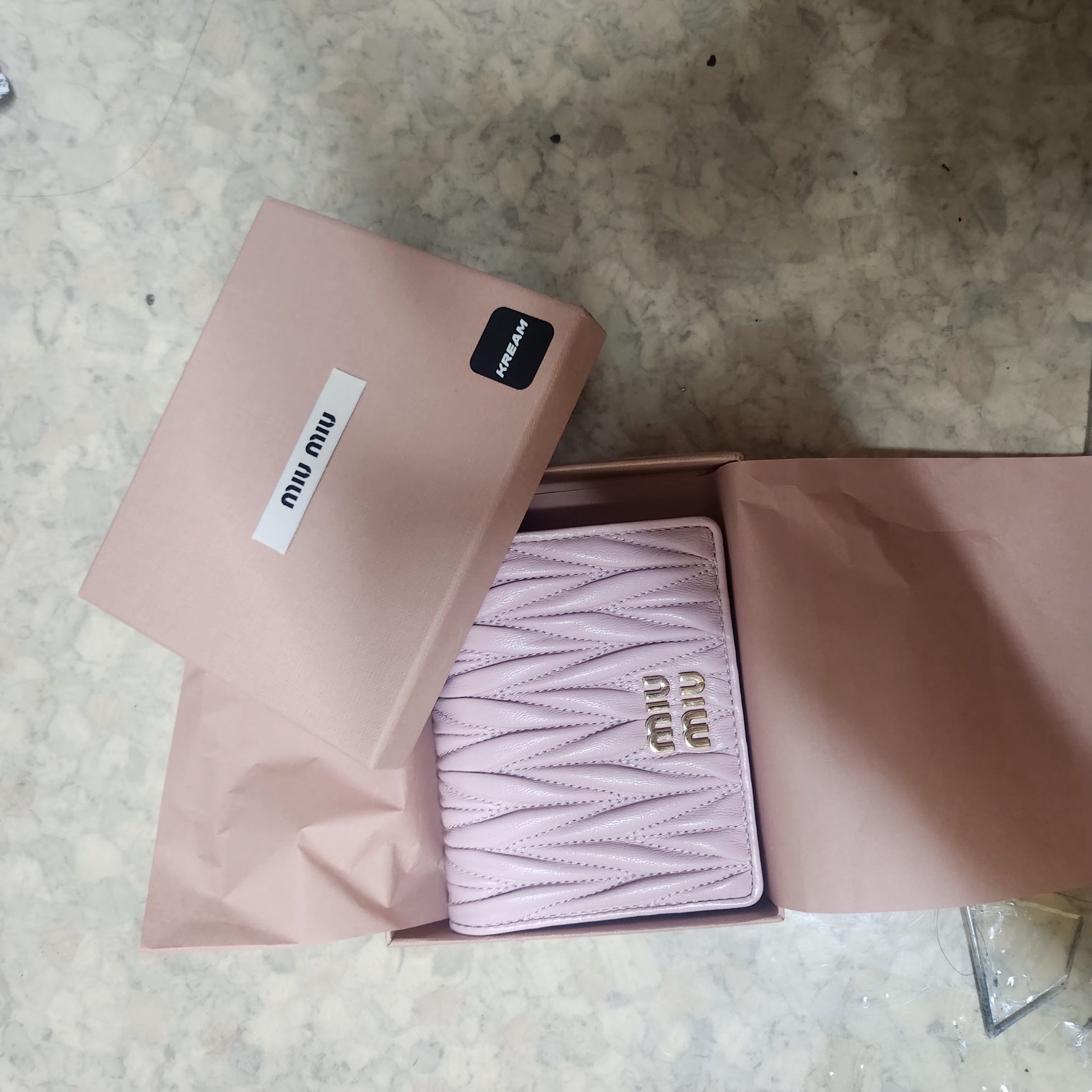 Miu Miu Matelasse Nappa Leather Wallet Alabaster Pink 착용 스타일