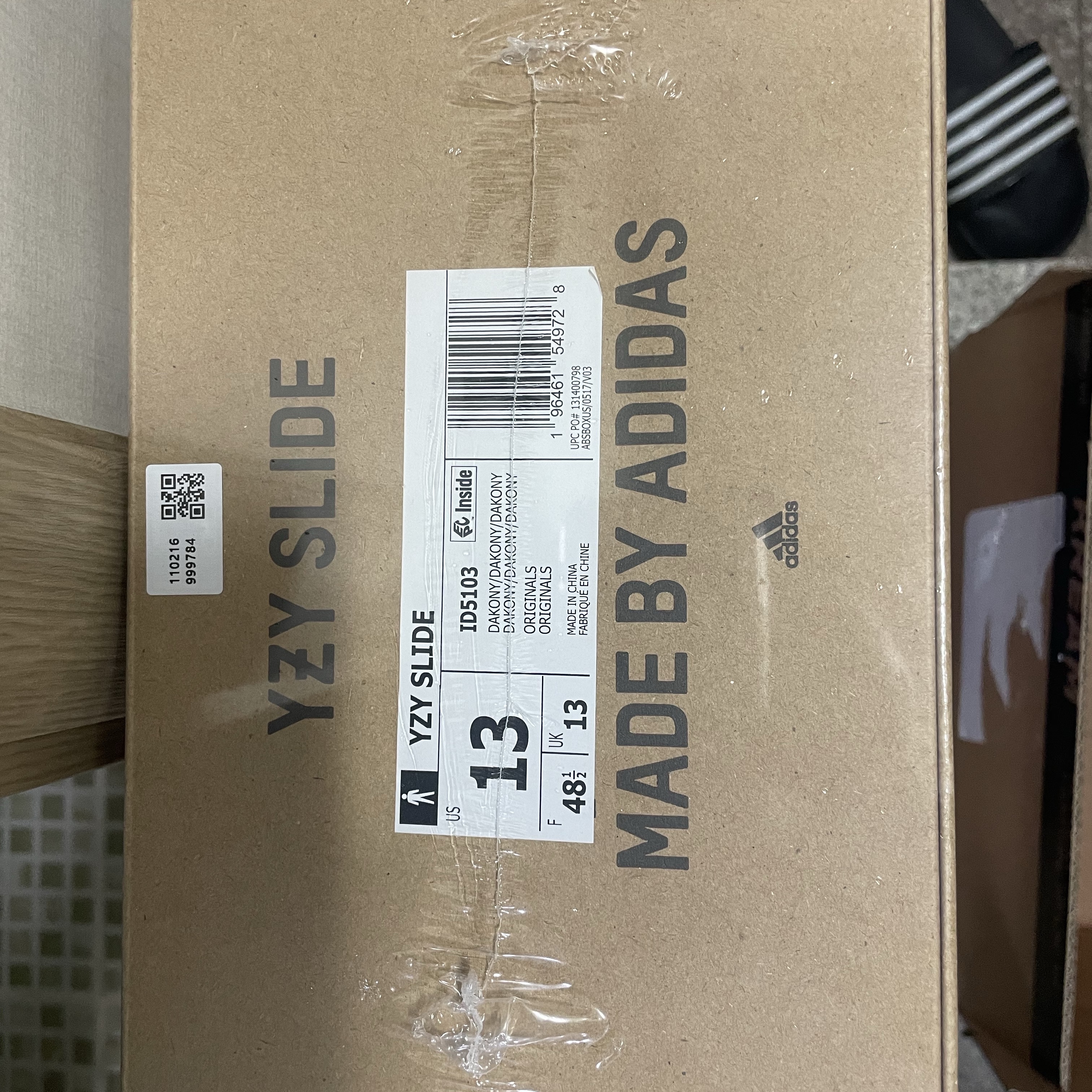 Adidas Yeezy Slide Dark Onyx 2024 착용 스타일 - 3