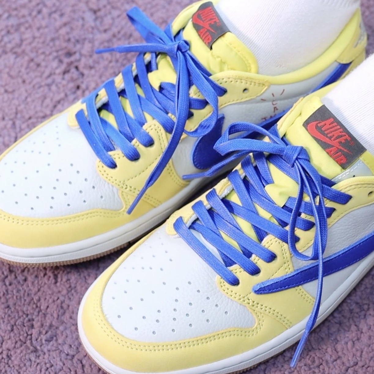 (W) Jordan 1 x Travis Scott Retro Low OG SP Canary 착용 스타일 - 5