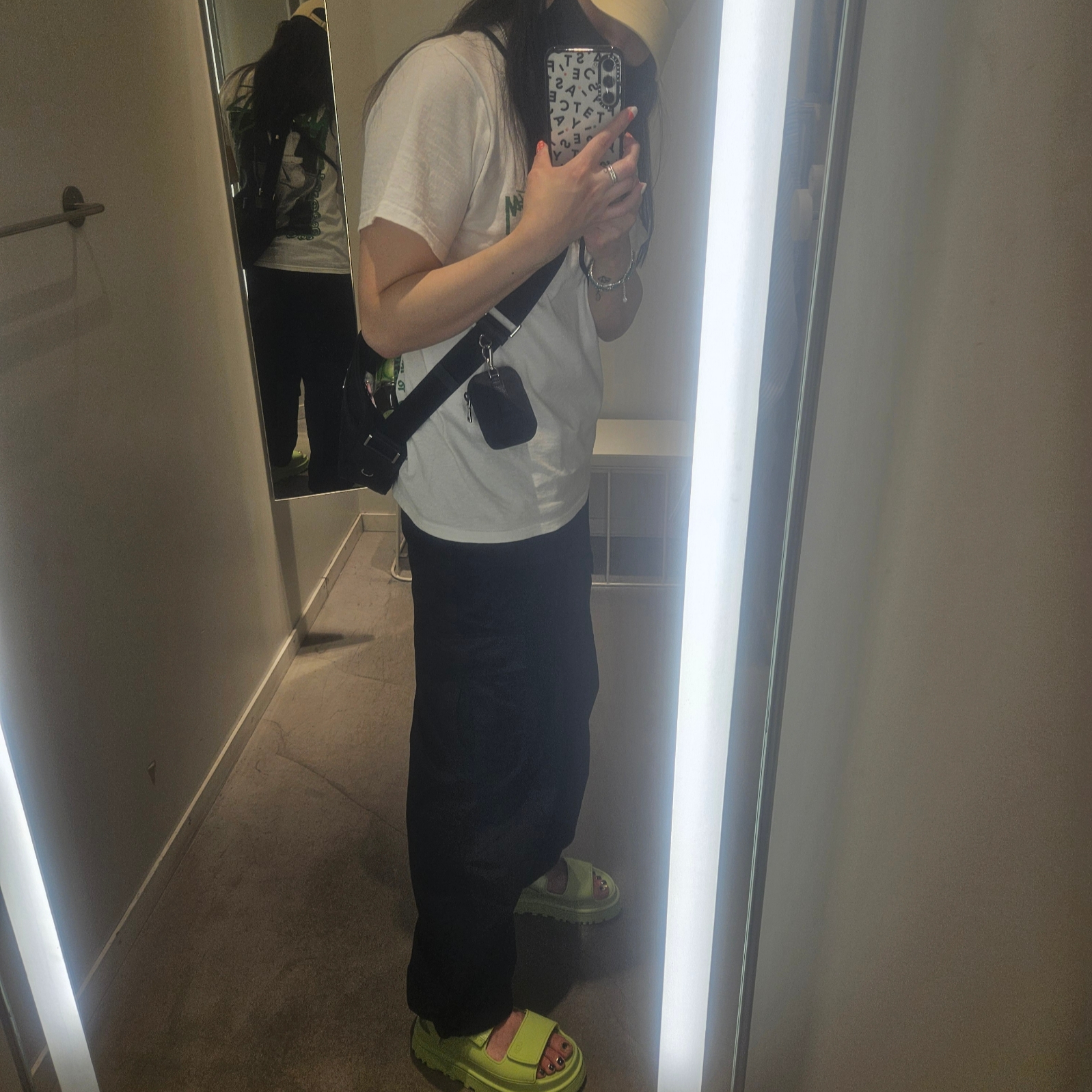 (W) UGG GoldenGlow Caterpillar, Stussy Landin T-Shirt White 착용 스타일 - 1