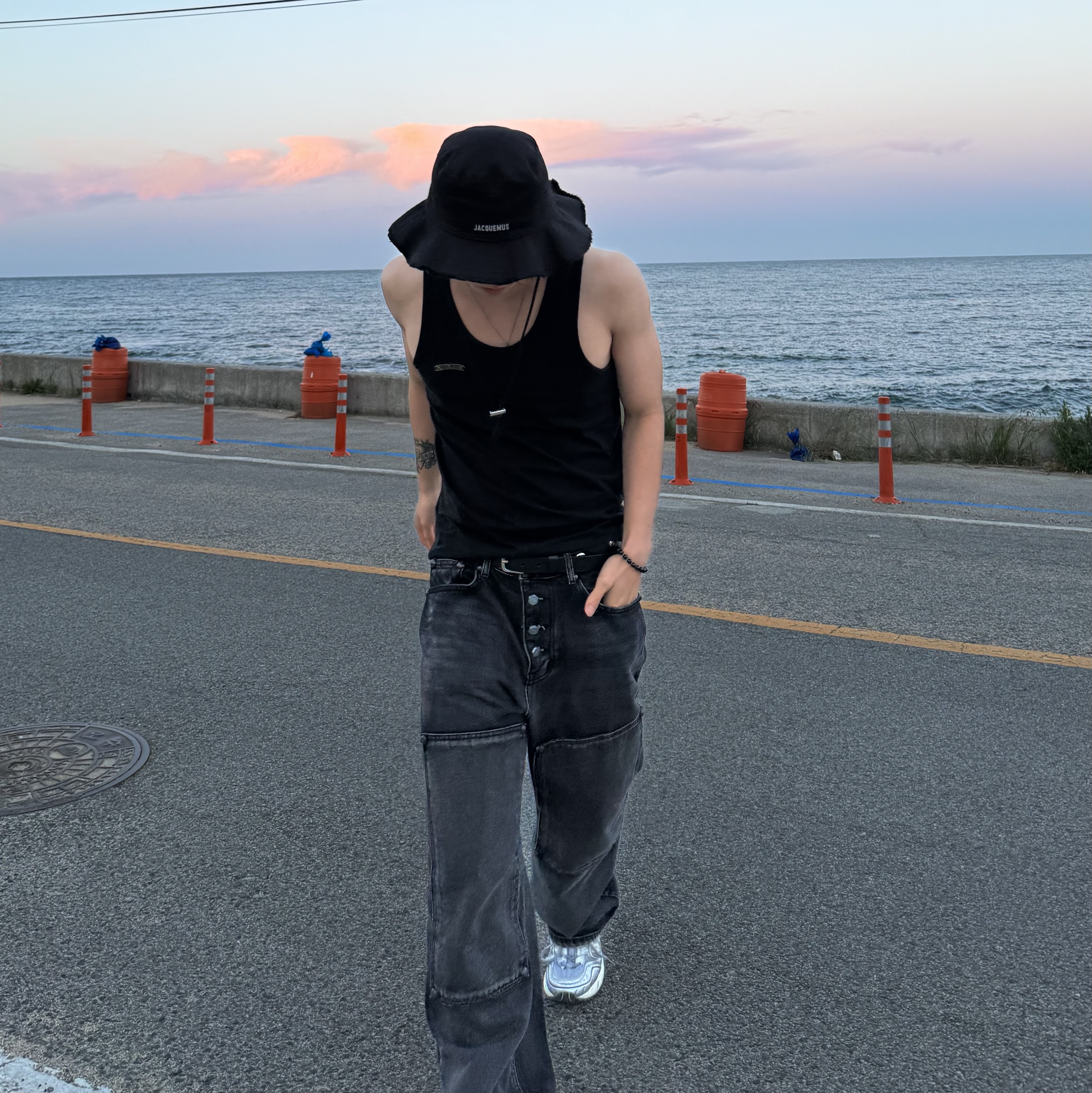 Jacquemus Le Bob Artichaut Bucket Hat Black, Asics Gel-1090 Piedmont Grey 착용 스타일 - 3