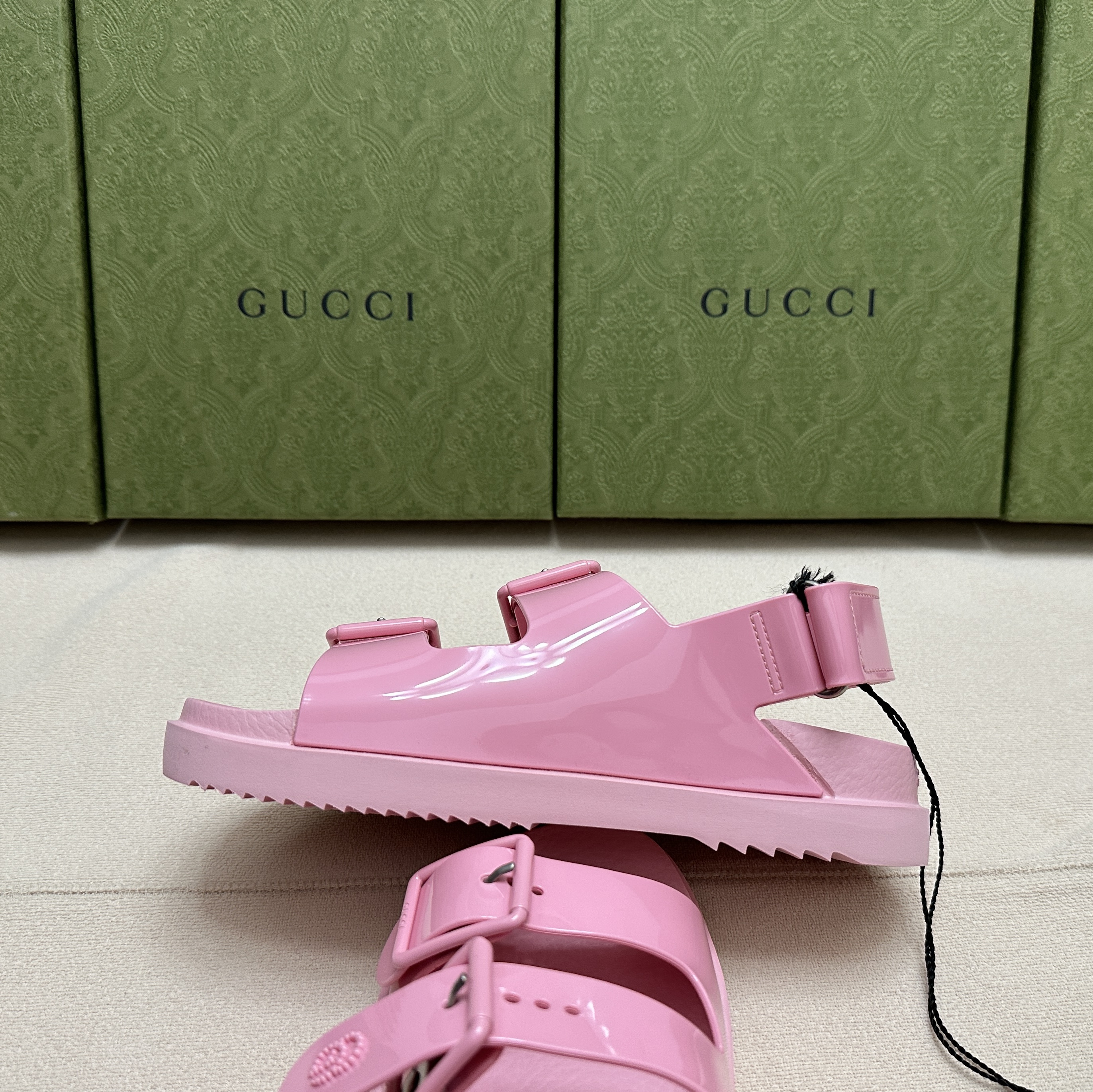 (W) Gucci Mini Double G Rubber Slide Sandal Wild Rose 착용 스타일 - 4