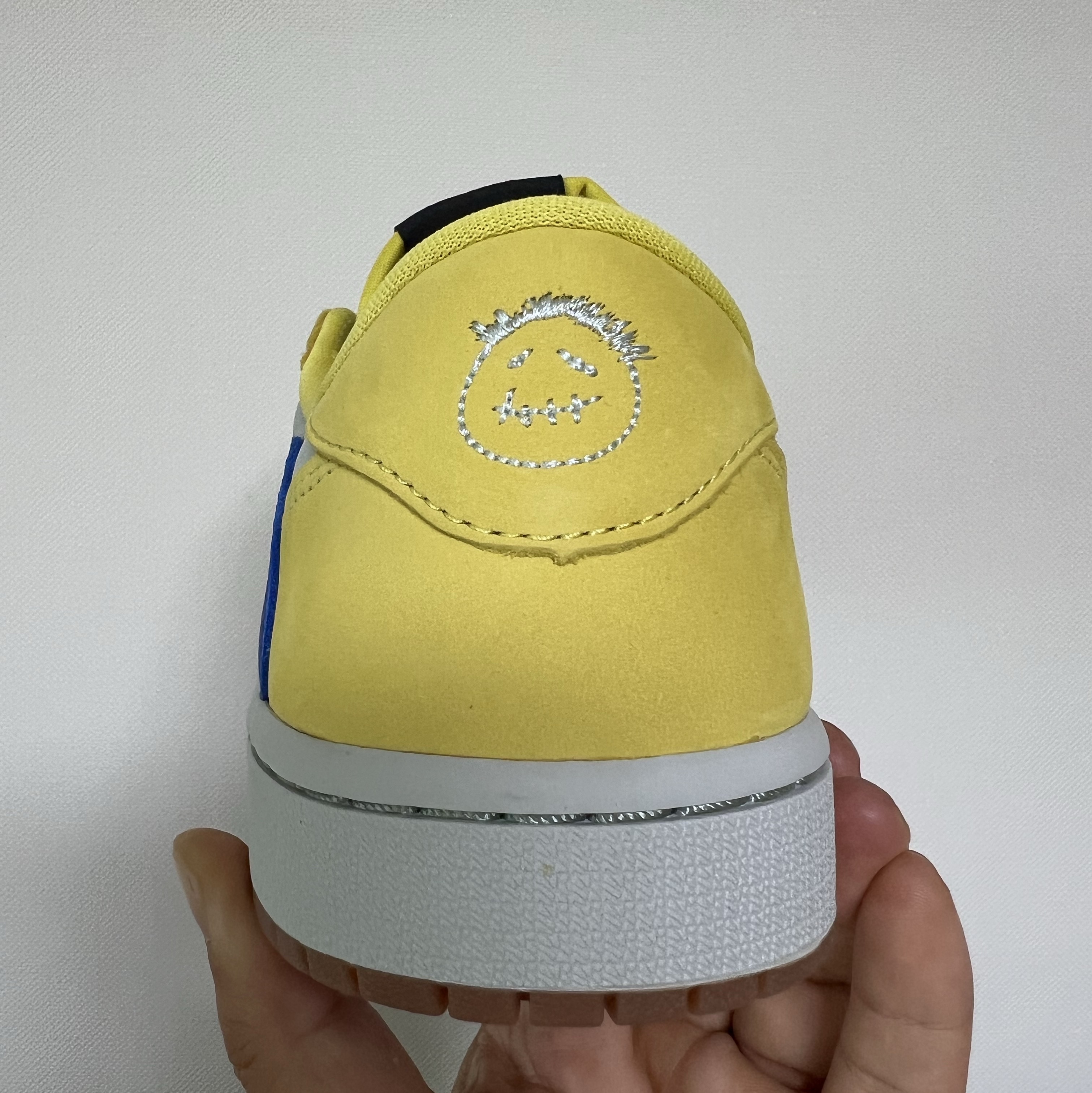 (W) Jordan 1 x Travis Scott Retro Low OG SP Canary 착용 스타일 - 4