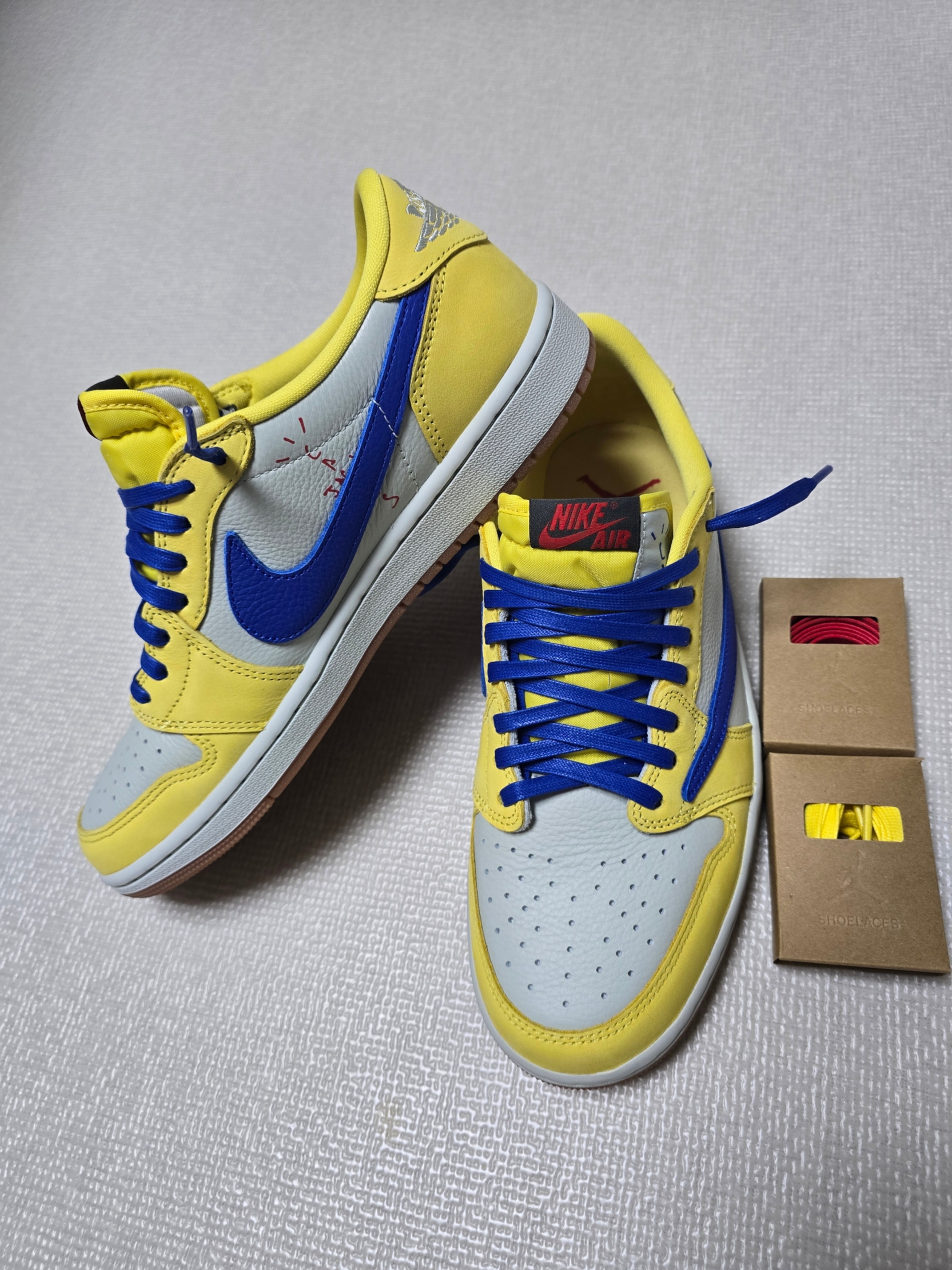 (W) Jordan 1 x Travis Scott Retro Low OG SP Canary, Supreme Elf S/S Top Dark Royal - 23FW 착용 스타일 - 3