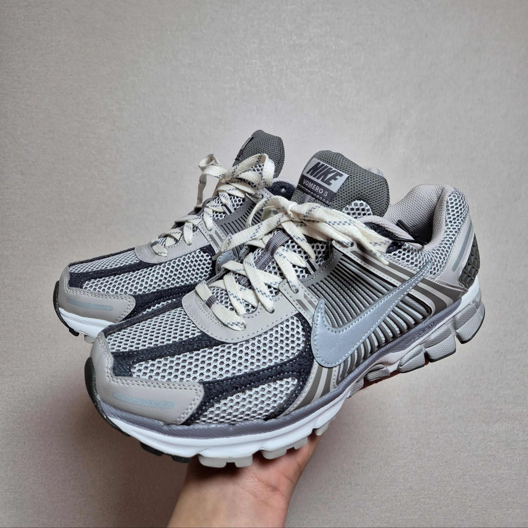 Nike Zoom Vomero 5 PRM Light Iron Ore and Flat Fewter 착용 스타일