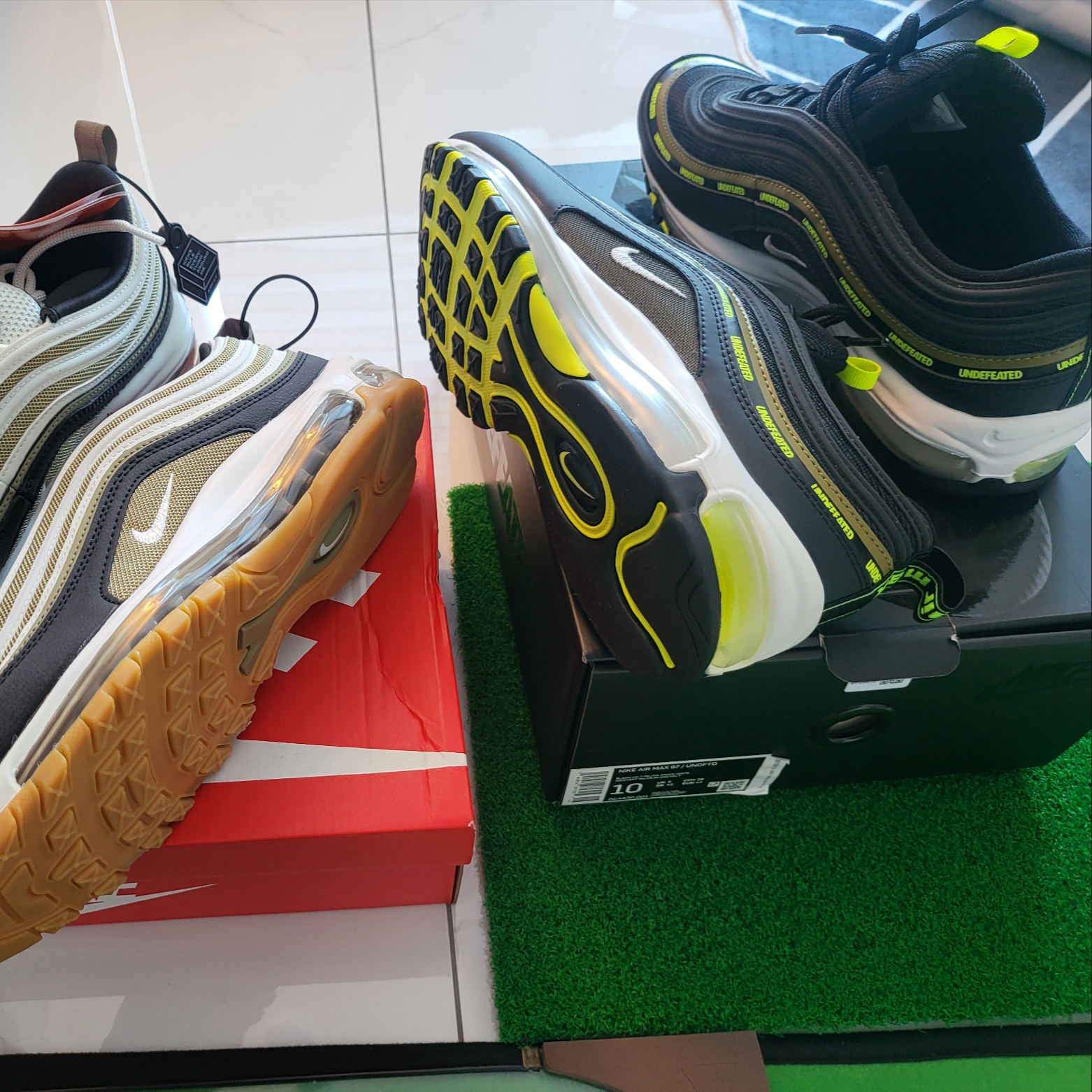 Nike x Undefeated Air Max 97 Black Volt 착용 스타일 - 2