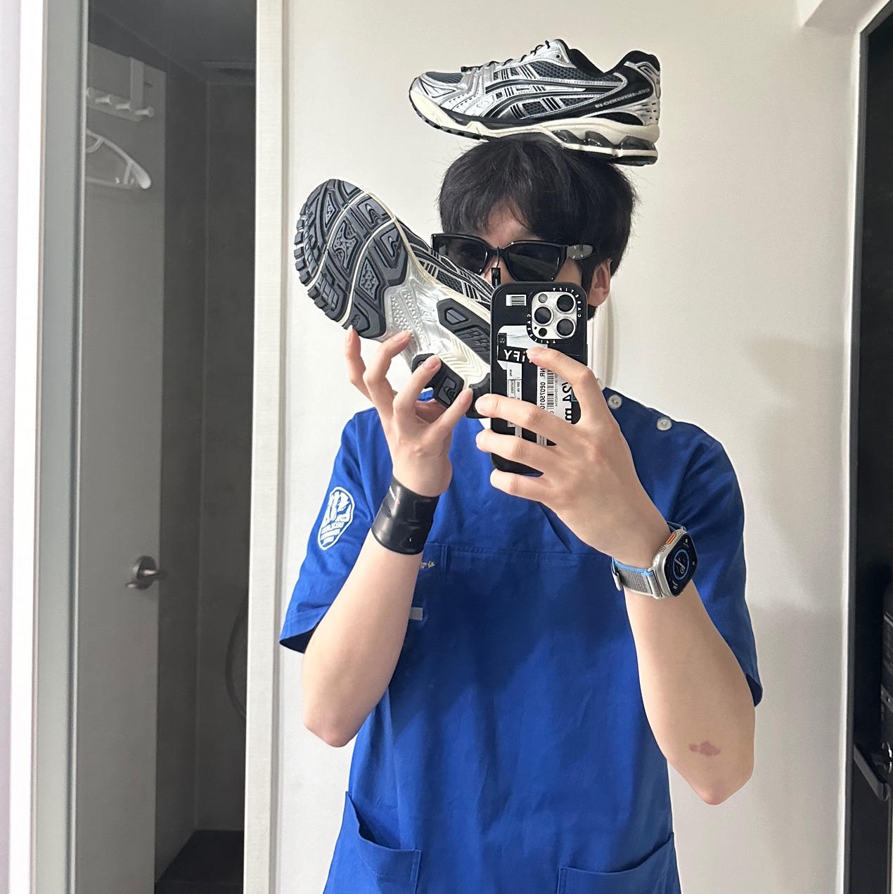Asics Unlimited Gel-Kayano 14 Carrier Grey Black 착용 스타일
