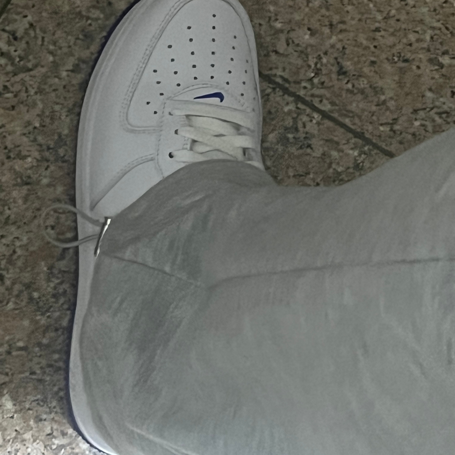 Nike Air Force 1 Low Color of The Month White Hyper Royal 착용 스타일 - 2